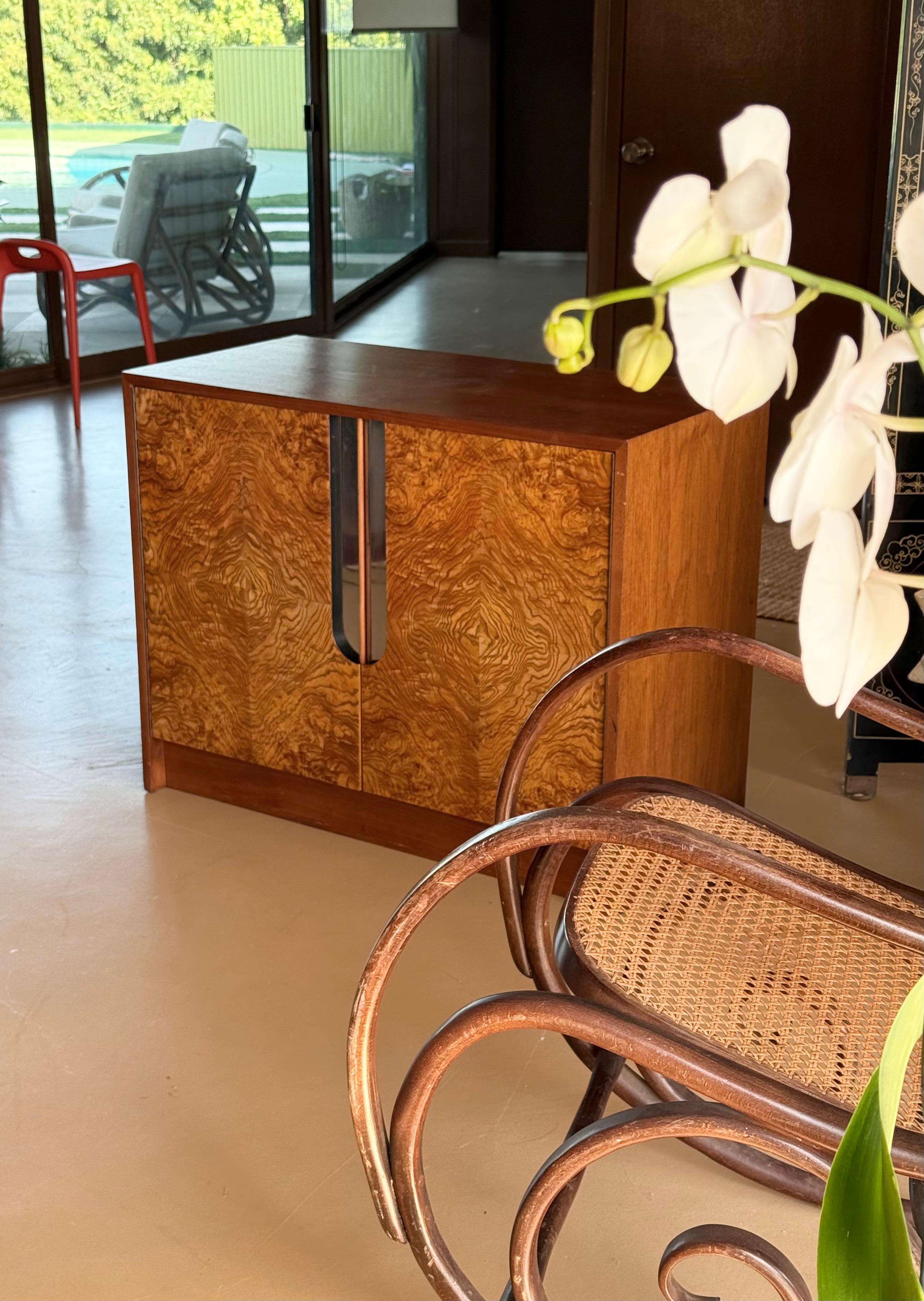 Armadio/cassettiera in legno di radica e cromo di Milo Baughman, circa 1970 in vendita 10