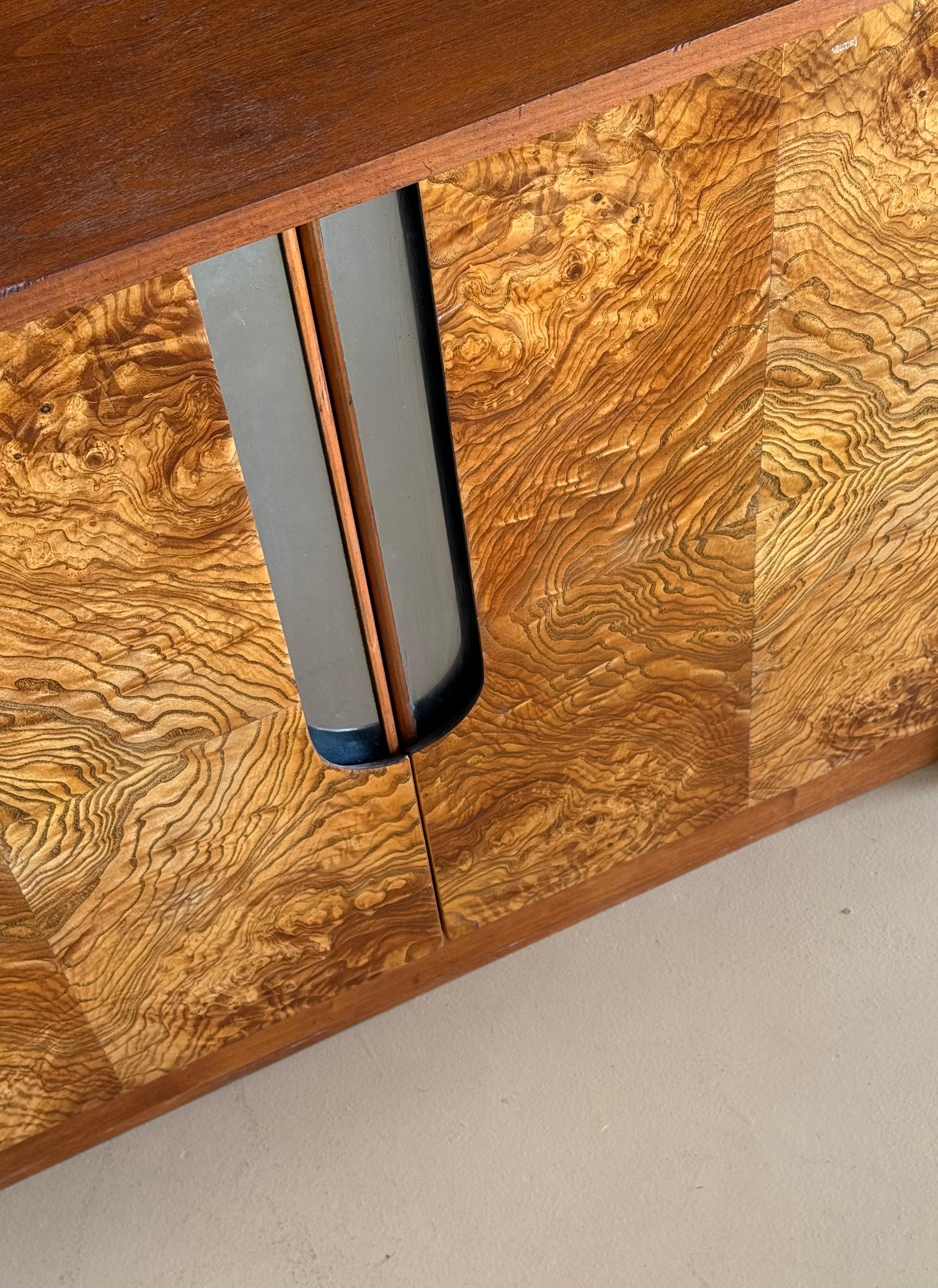 Armadio/cassettiera in legno di radica e cromo di Milo Baughman, circa 1970 in vendita 11
