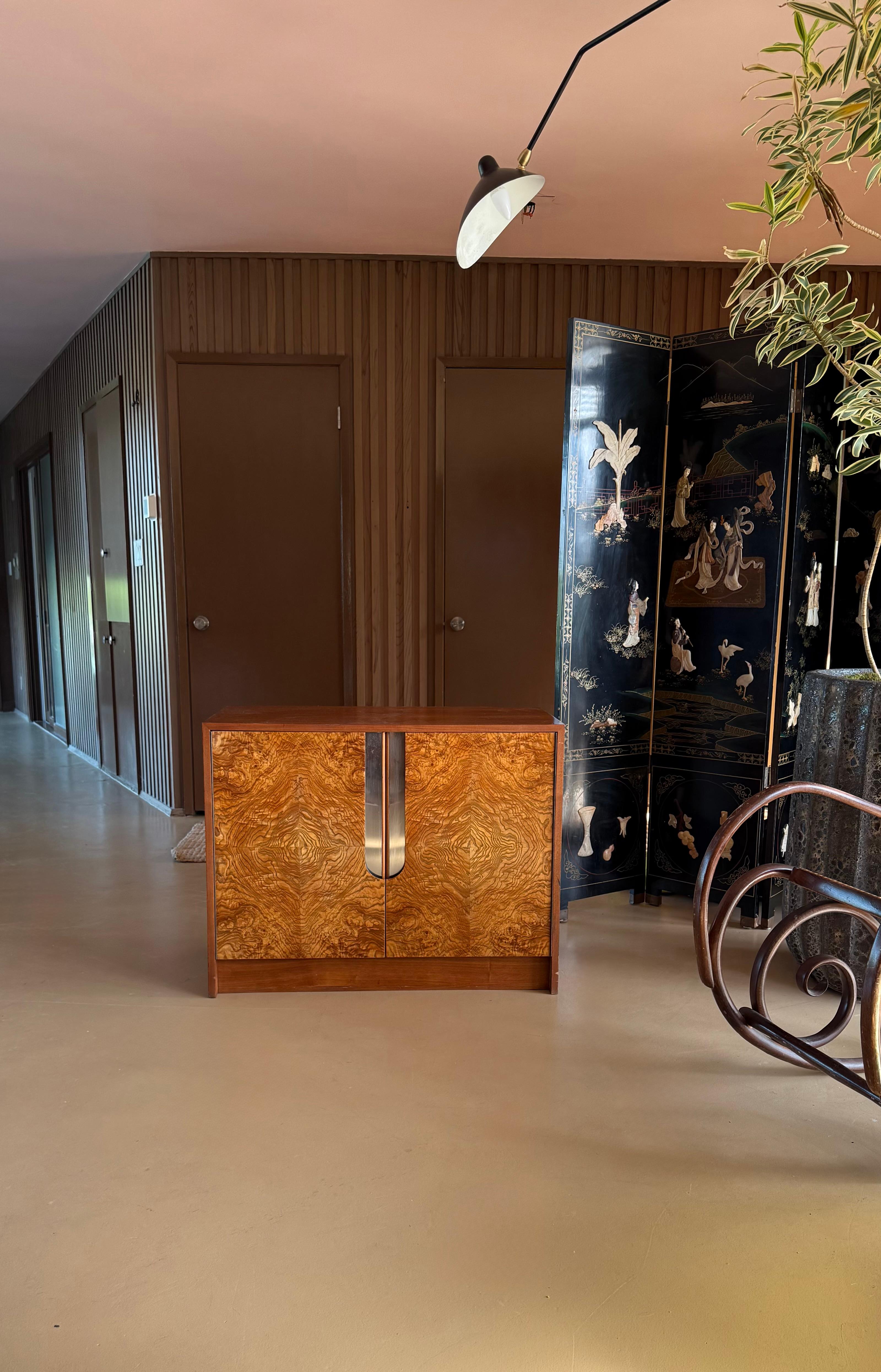 Cassettiera / mobile / credenza in radica e cromo di Milo Baughman, circa 1970. Con interni in legno ebanizzato e tre cassetti. Grana di radica psichedelica e manico metallico nel classico stile di Milo. 