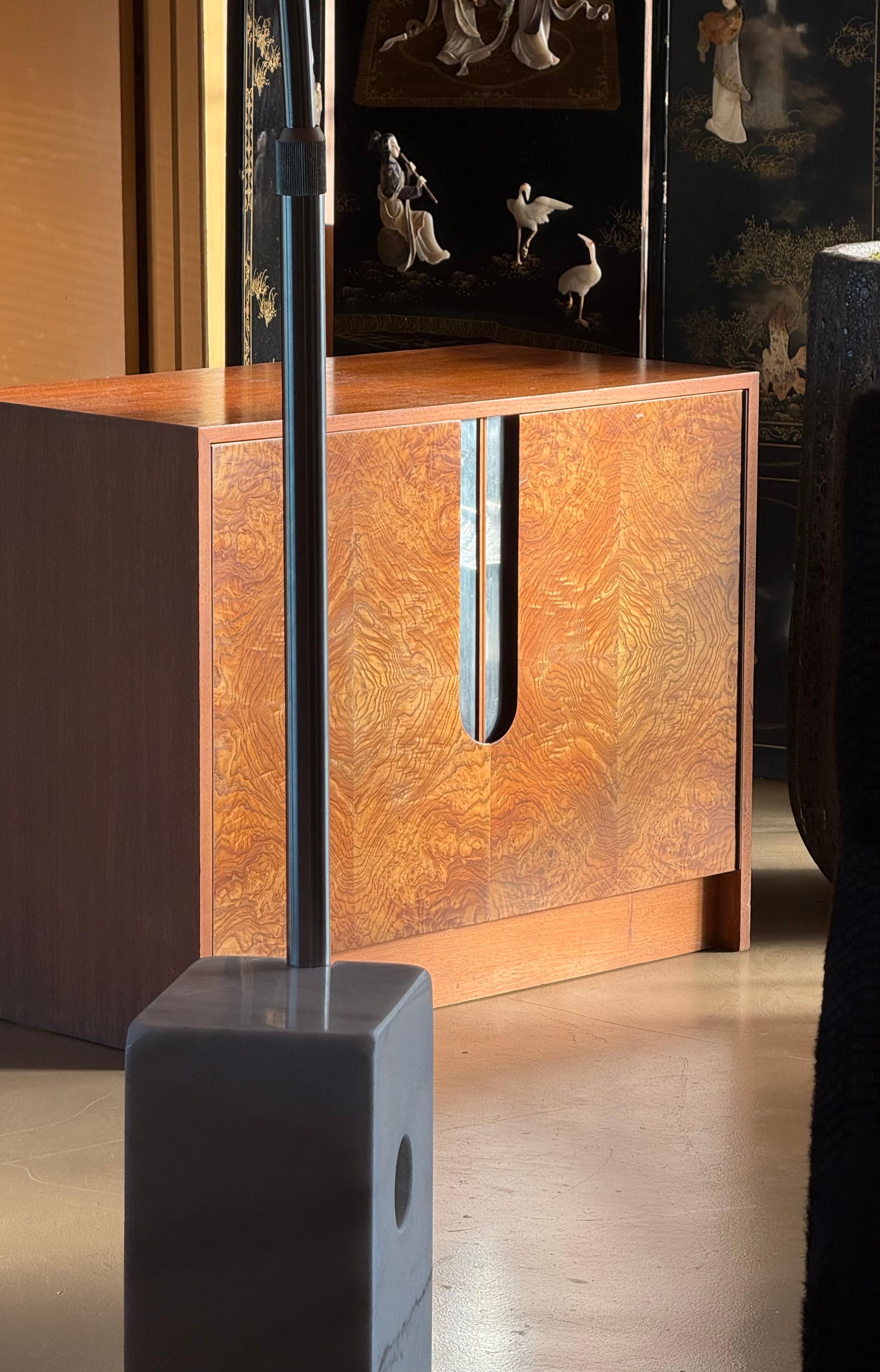 Mid-Century moderno Armadio/cassettiera in legno di radica e cromo di Milo Baughman, circa 1970 in vendita