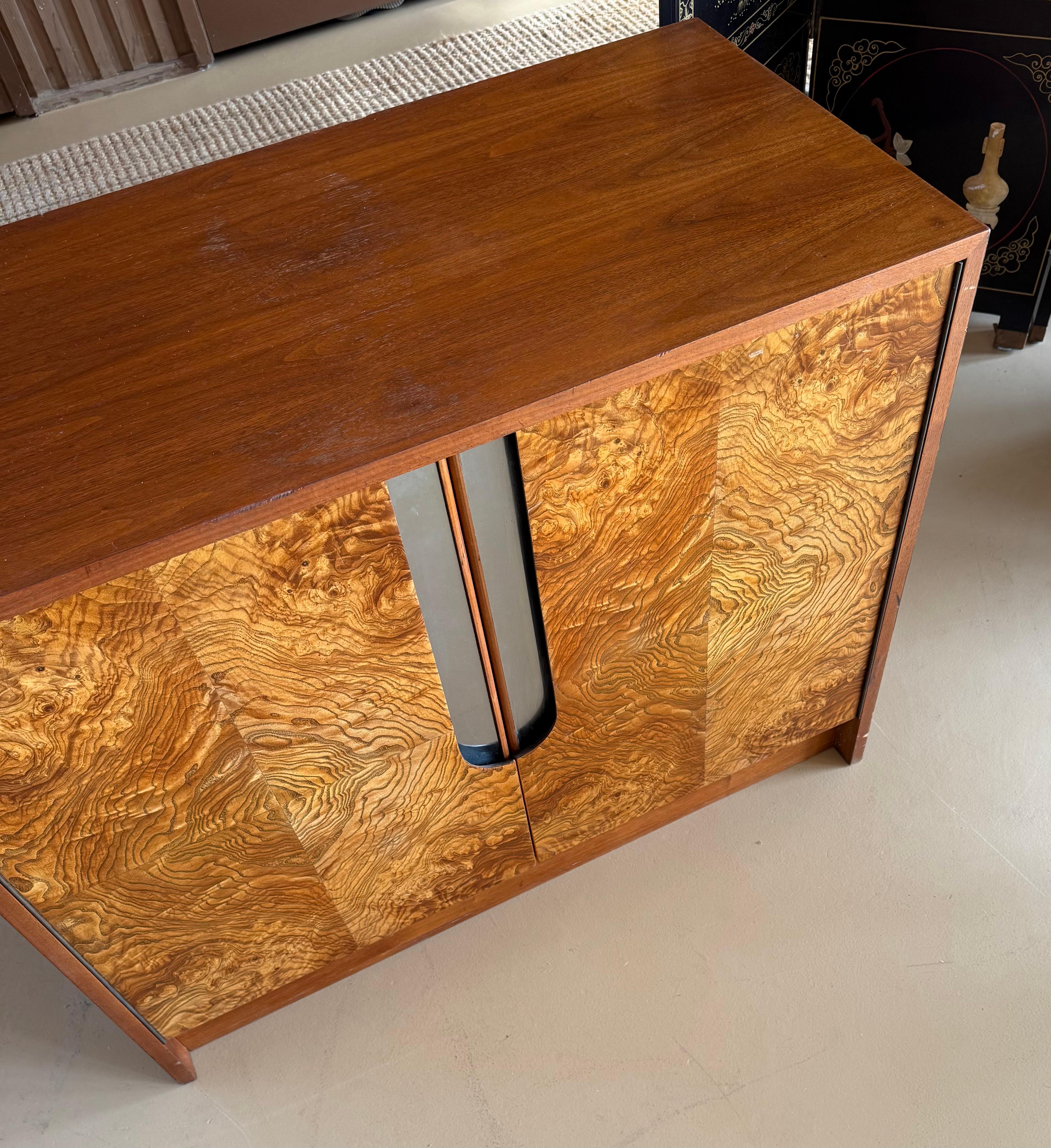 Americano Armadio/cassettiera in legno di radica e cromo di Milo Baughman, circa 1970 in vendita