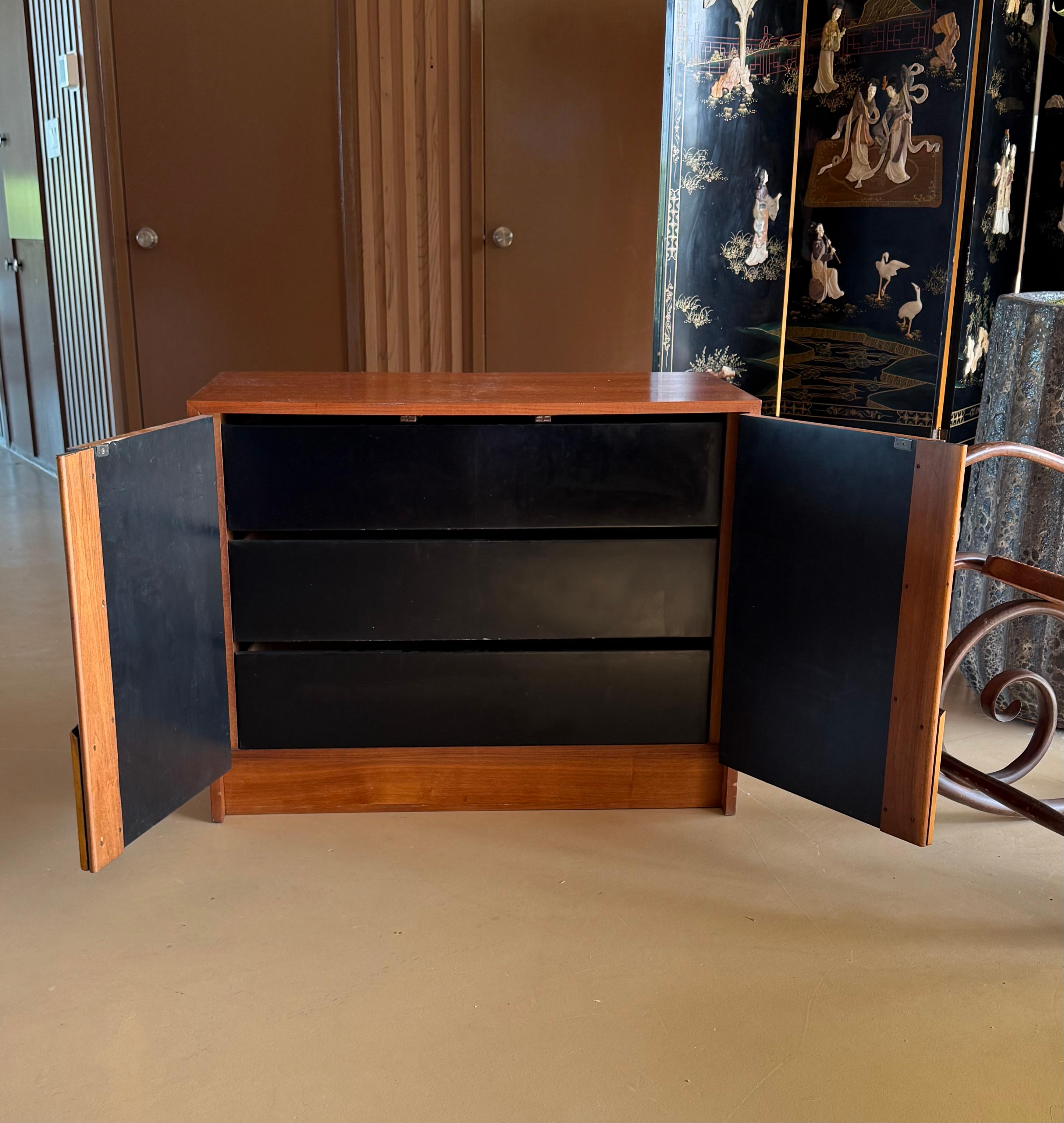 Armadio/cassettiera in legno di radica e cromo di Milo Baughman, circa 1970 In condizioni buone in vendita a View Park, CA