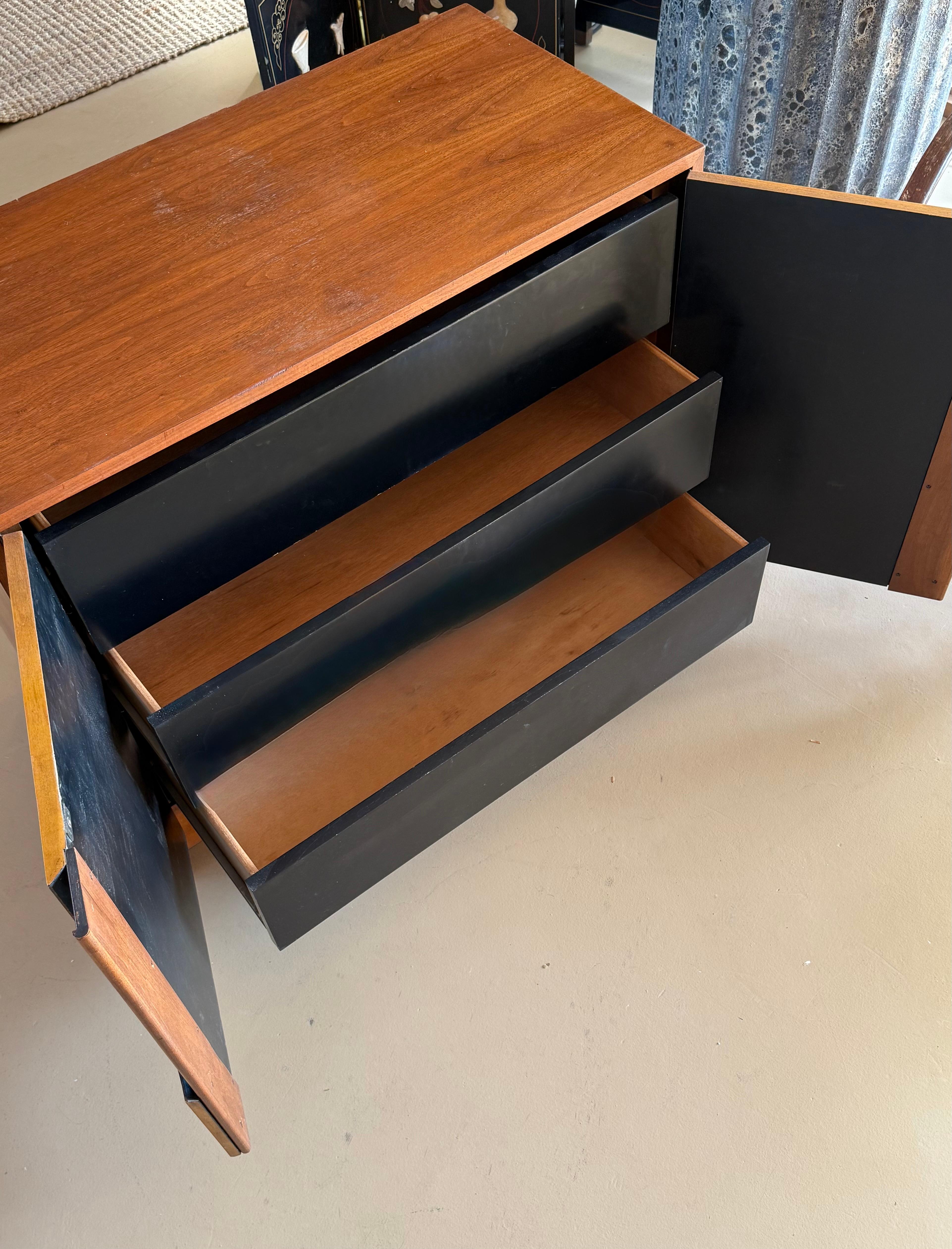 XX secolo Armadio/cassettiera in legno di radica e cromo di Milo Baughman, circa 1970 in vendita
