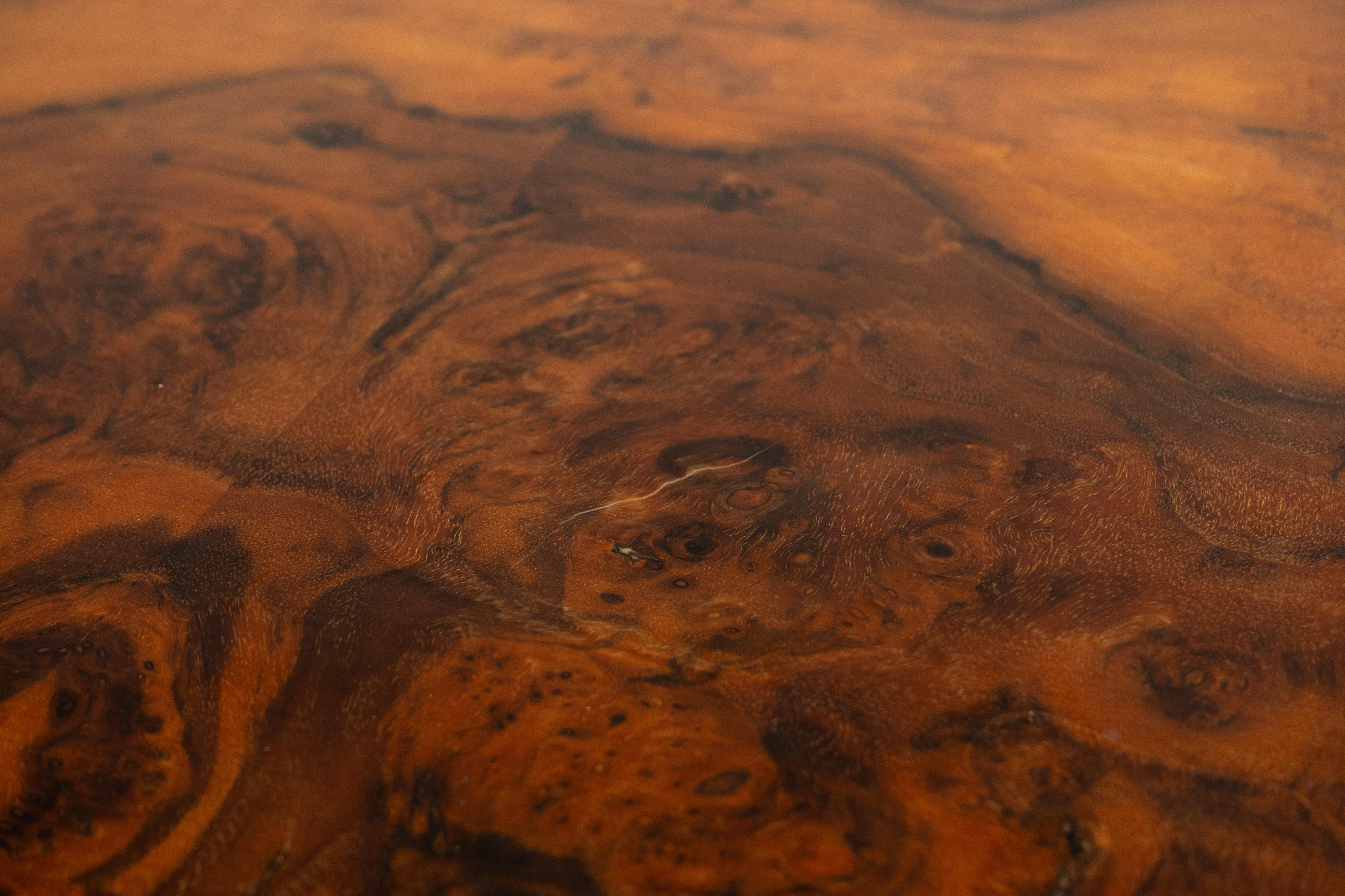 Table basse carrée en placage de bois de ronce avec pieds en laiton en vente 4