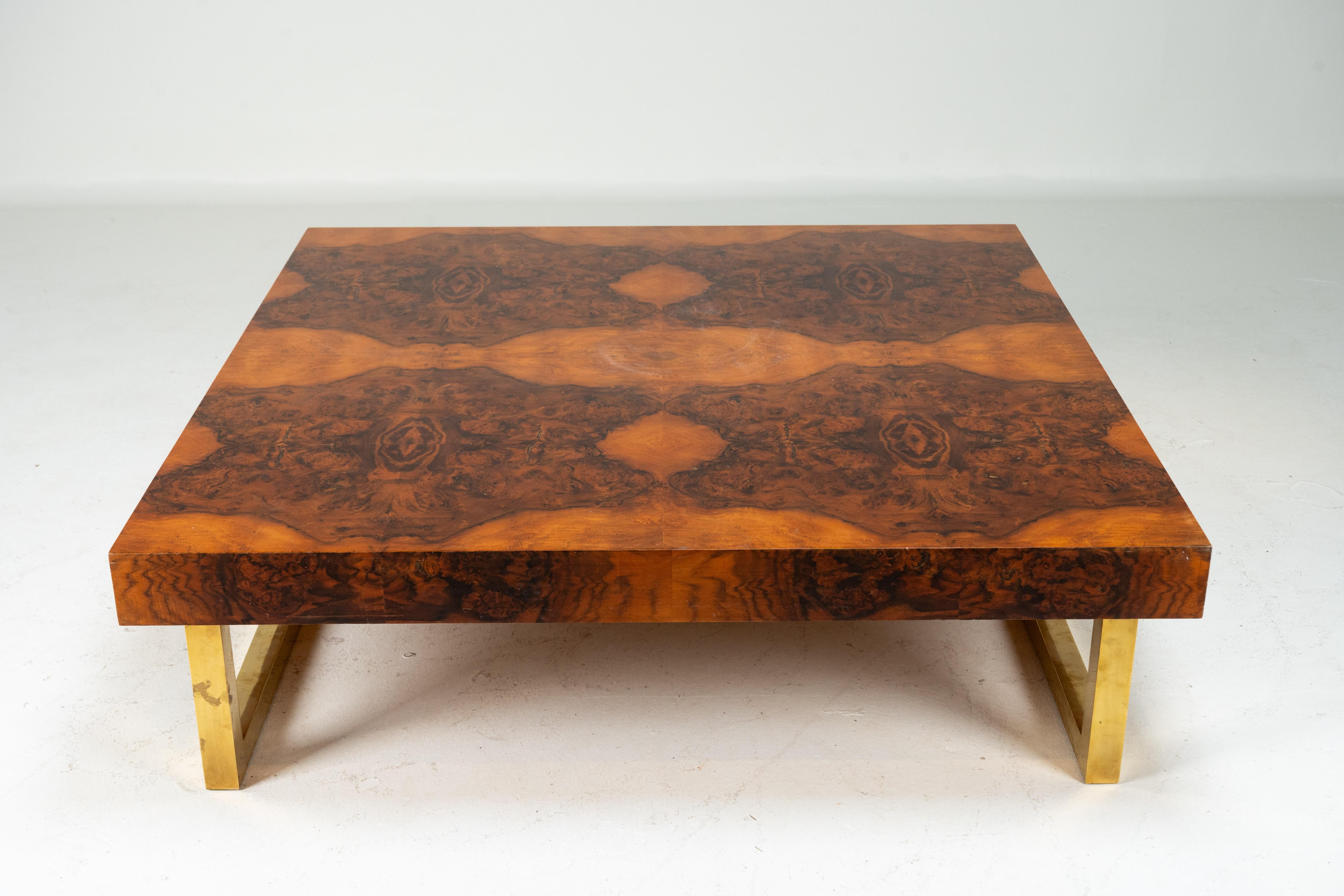 Français Table basse carrée en placage de bois de ronce avec pieds en laiton en vente