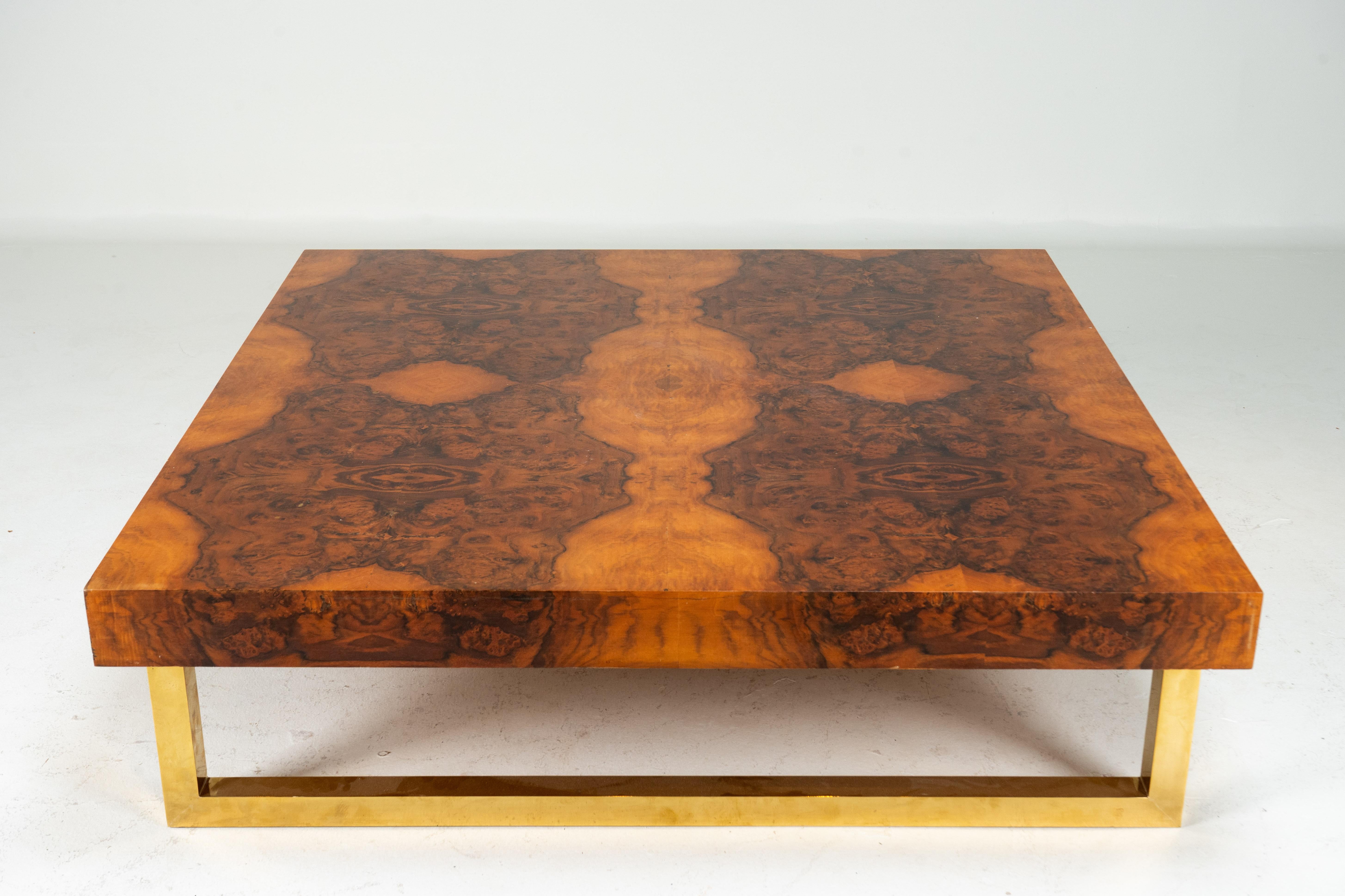 Table basse carrée en placage de bois de ronce avec pieds en laiton Bon état - En vente à Chicago, IL