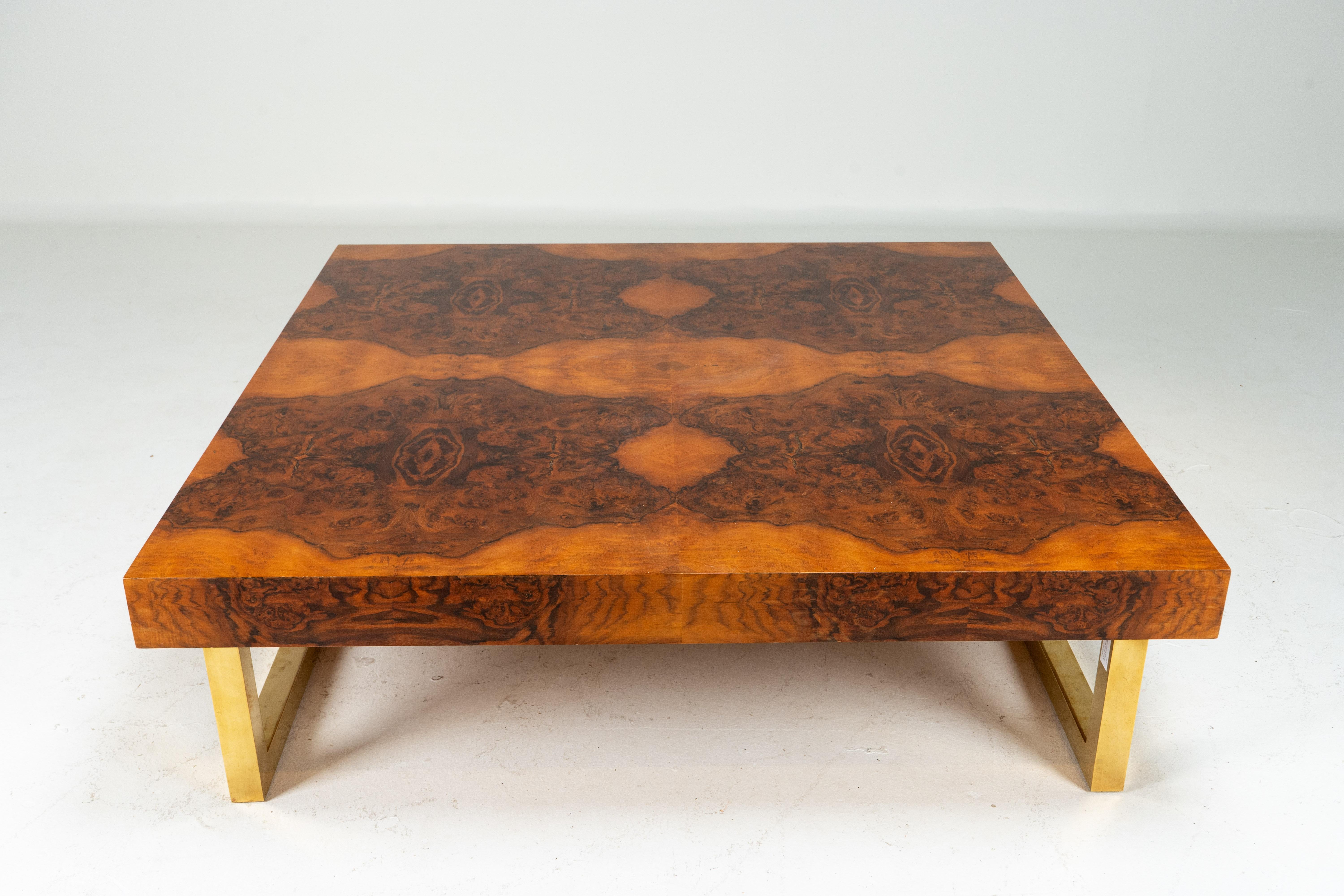 20ième siècle Table basse carrée en placage de bois de ronce avec pieds en laiton en vente