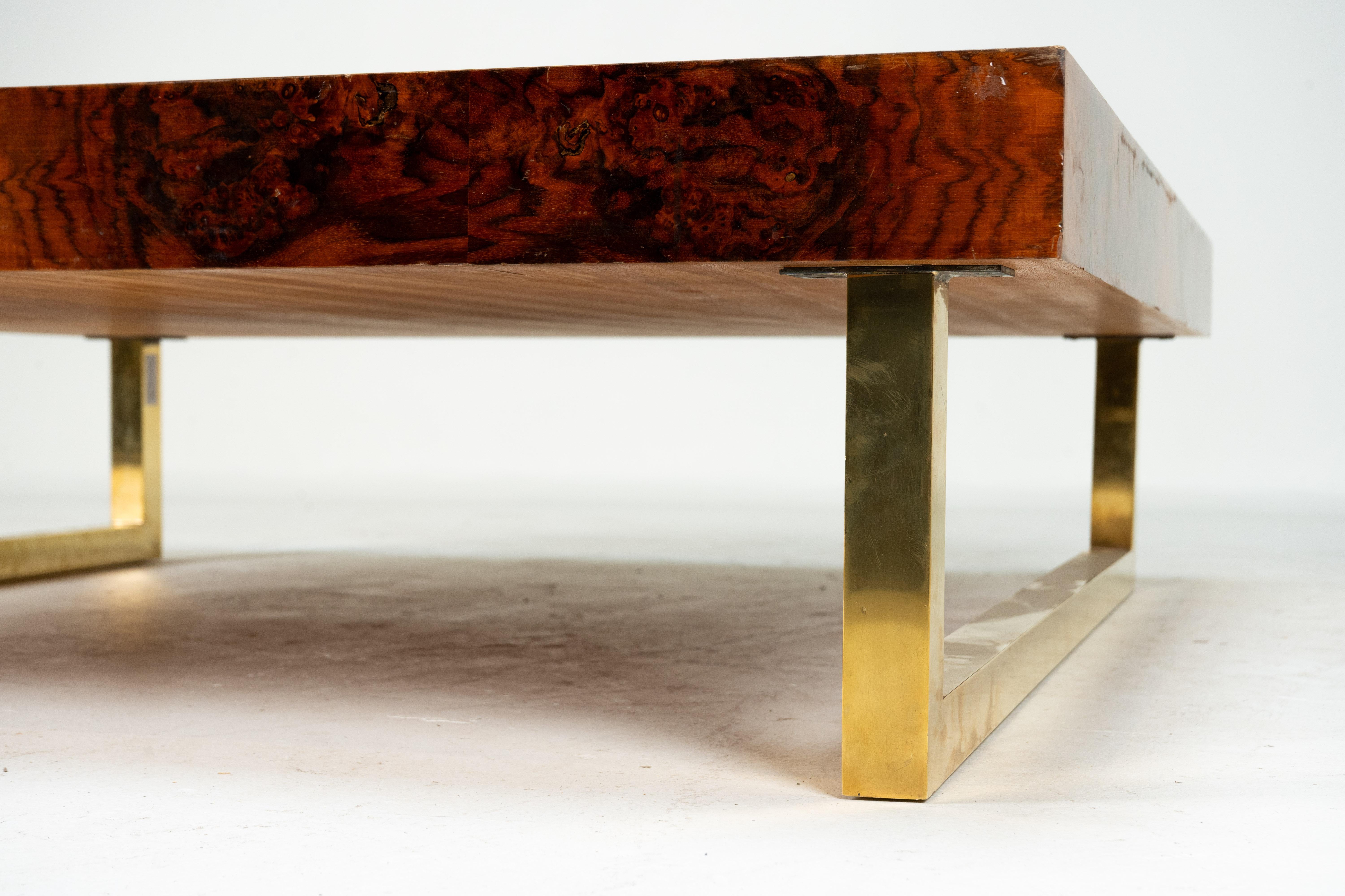 Broussin Table basse carrée en placage de bois de ronce avec pieds en laiton en vente