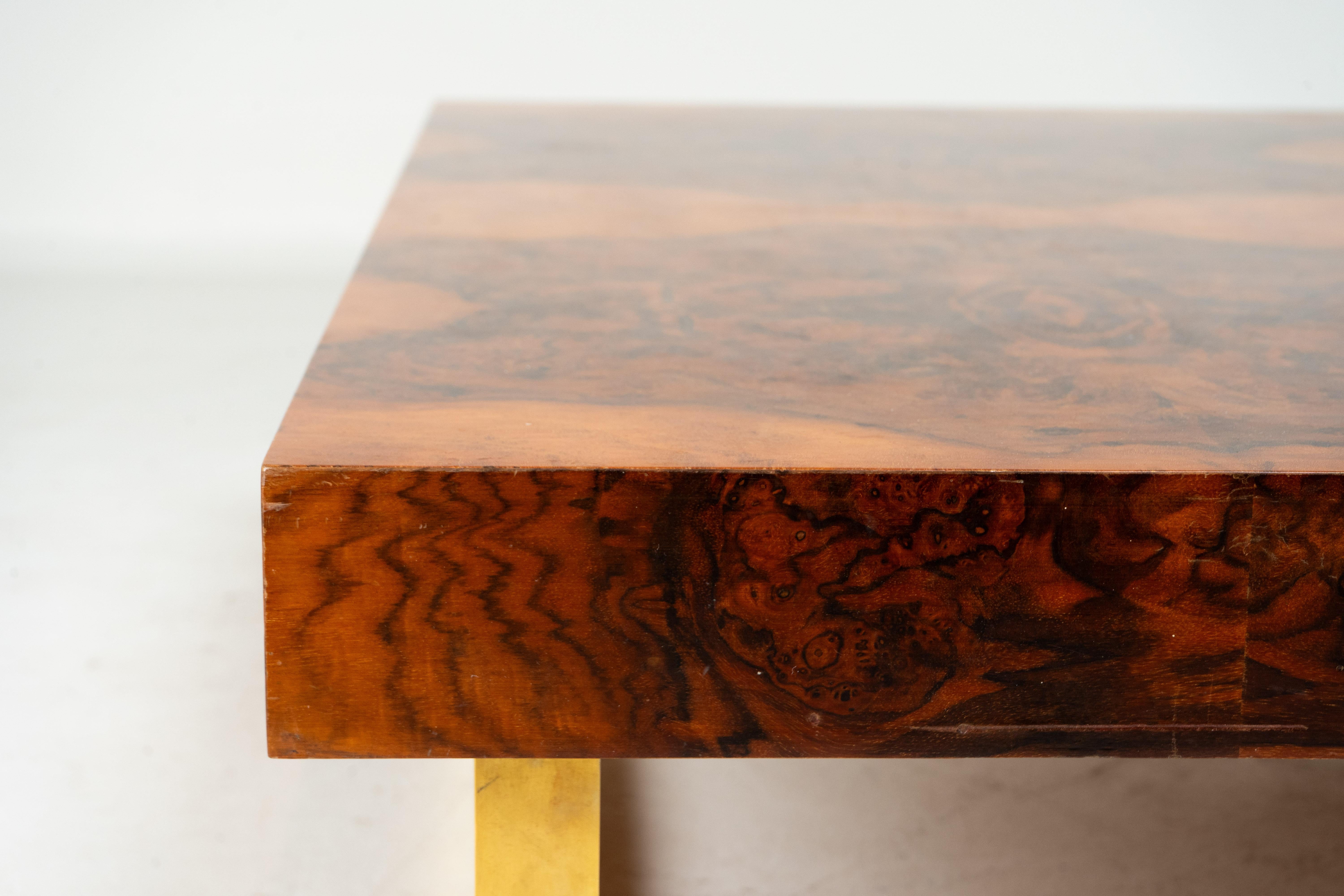 Table basse carrée en placage de bois de ronce avec pieds en laiton en vente 1