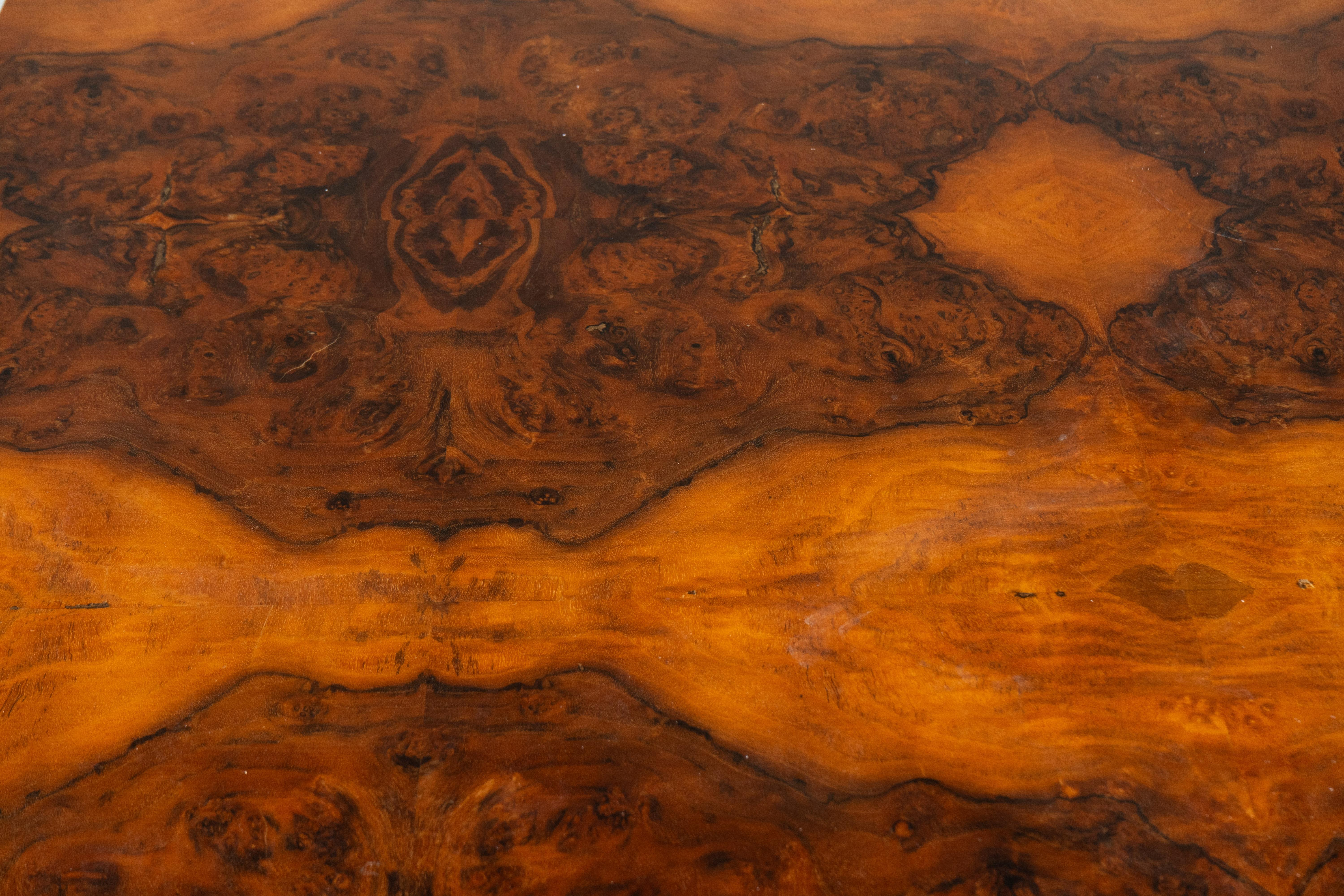 Table basse carrée en placage de bois de ronce avec pieds en laiton en vente 2