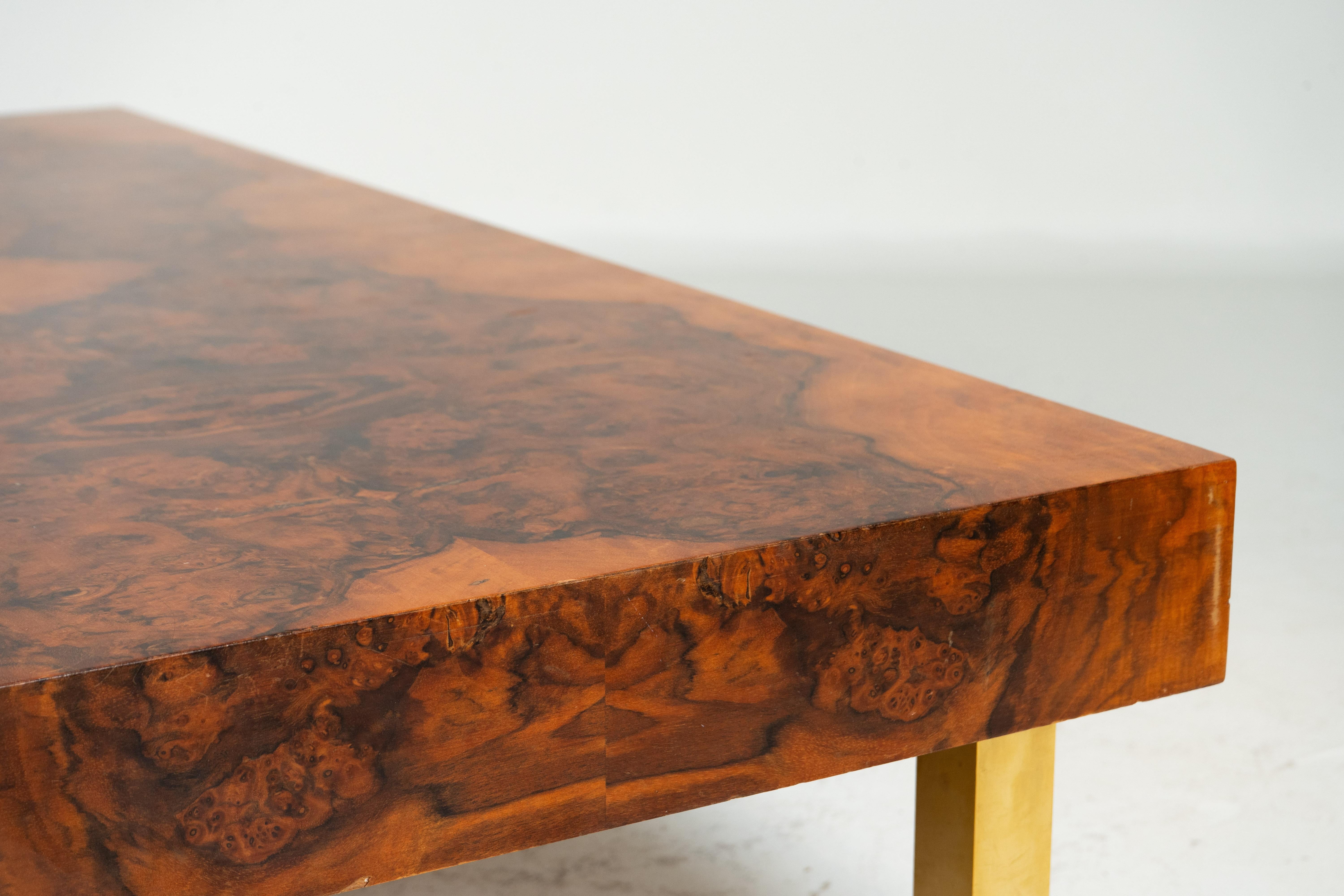 Table basse carrée en placage de bois de ronce avec pieds en laiton en vente 3