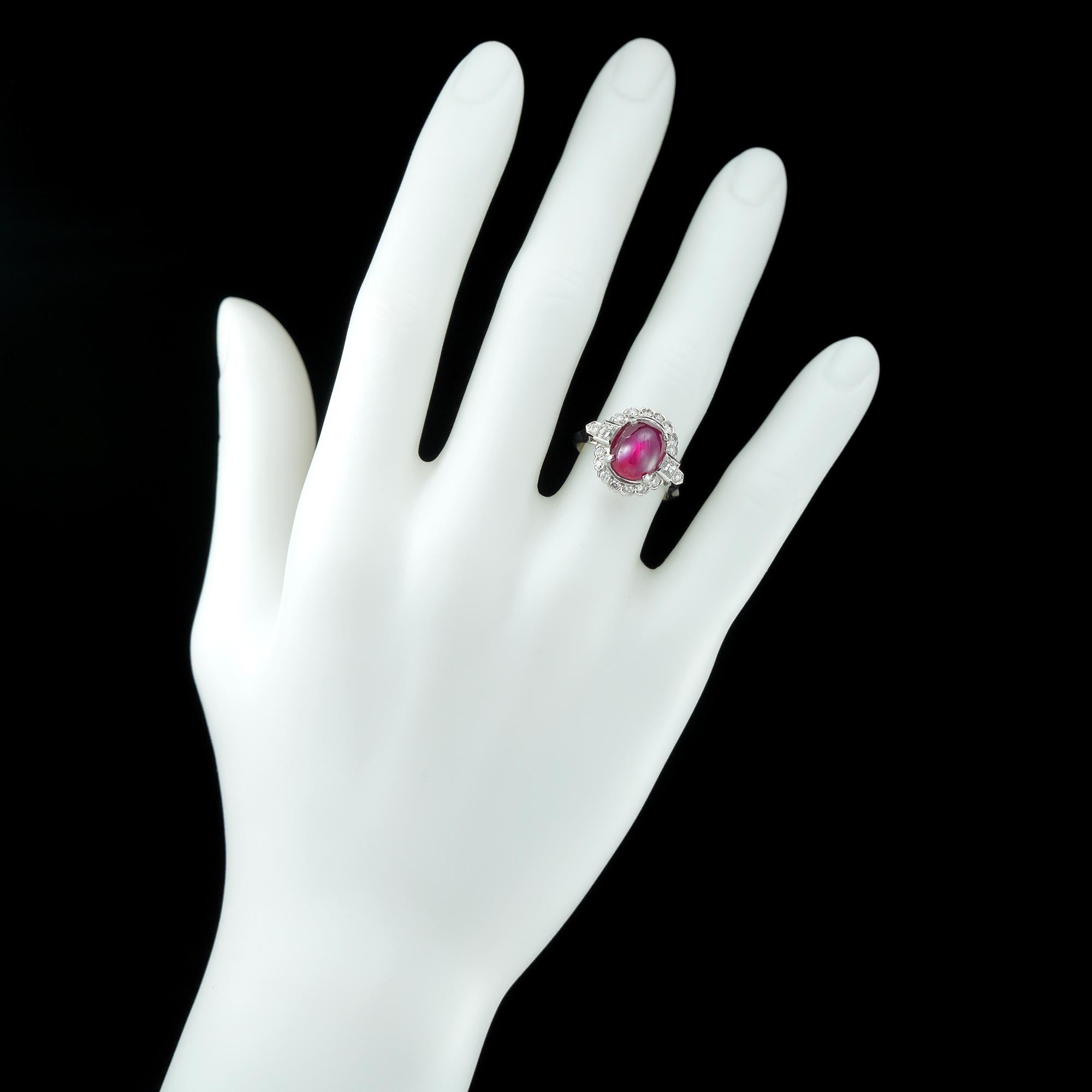 Burmese Star Ruby and Diamond Cluster Ring In Good Condition For Sale In London, GB