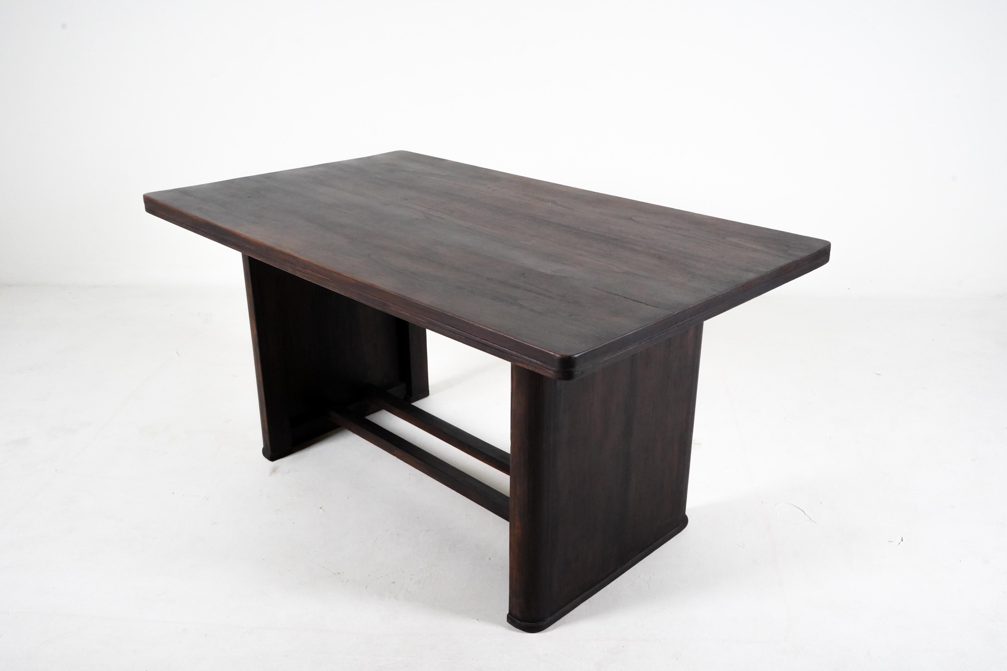 Cette table en bois de teck birman offre une durabilité et une beauté intemporelle avec son artisanat vintage et sa patine naturelle. La table est unique, fabriquée en bois de teck massif et durable pour des générations.