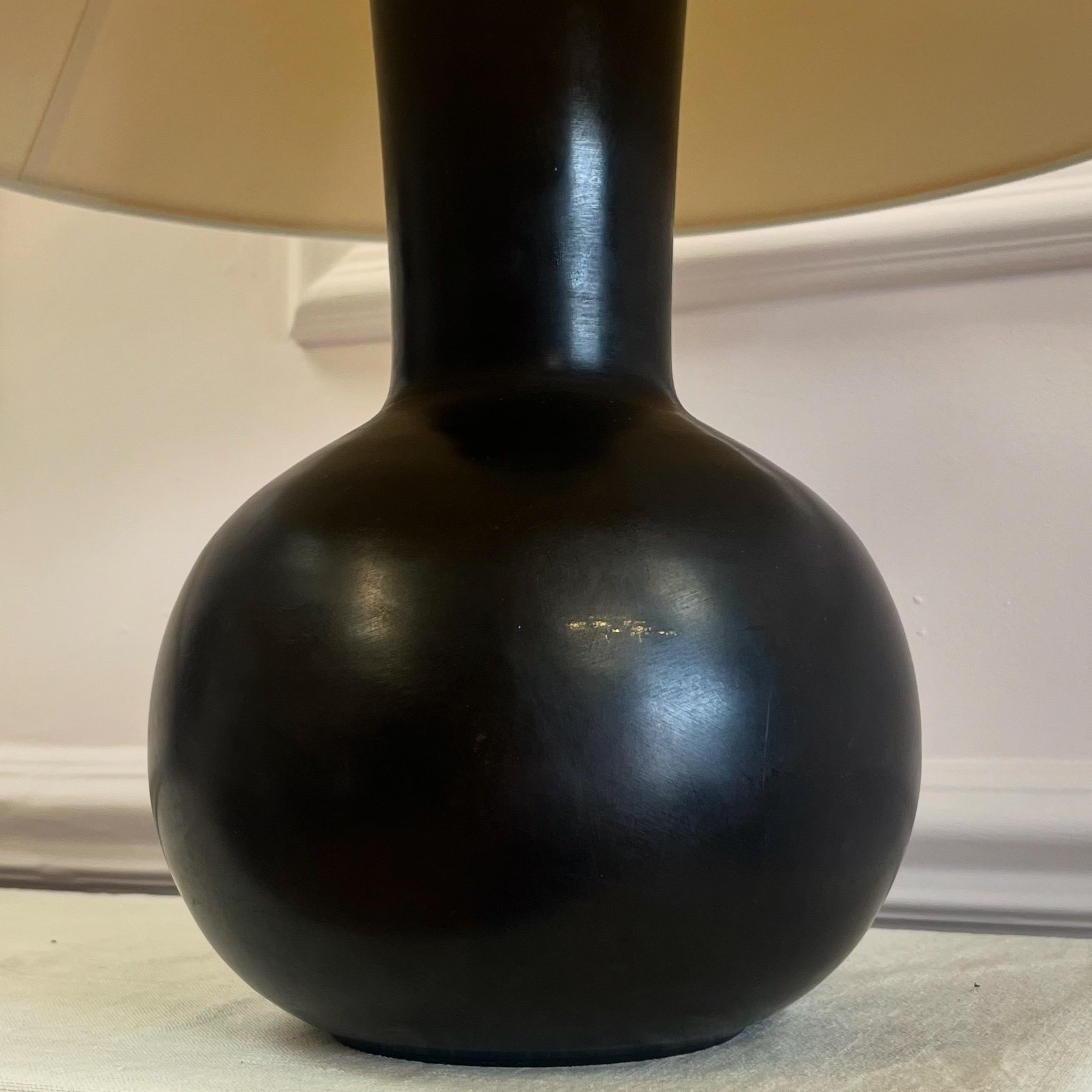 Magnifique vase en laiton bruni de fort calibre imitant la terre cuite brunie dans le style de la poterie africaine ou de la méthode d'enroulement, le corps creusé du récipient étant tiré vers le haut jusqu'à un col évasé et effilé. Des formes et