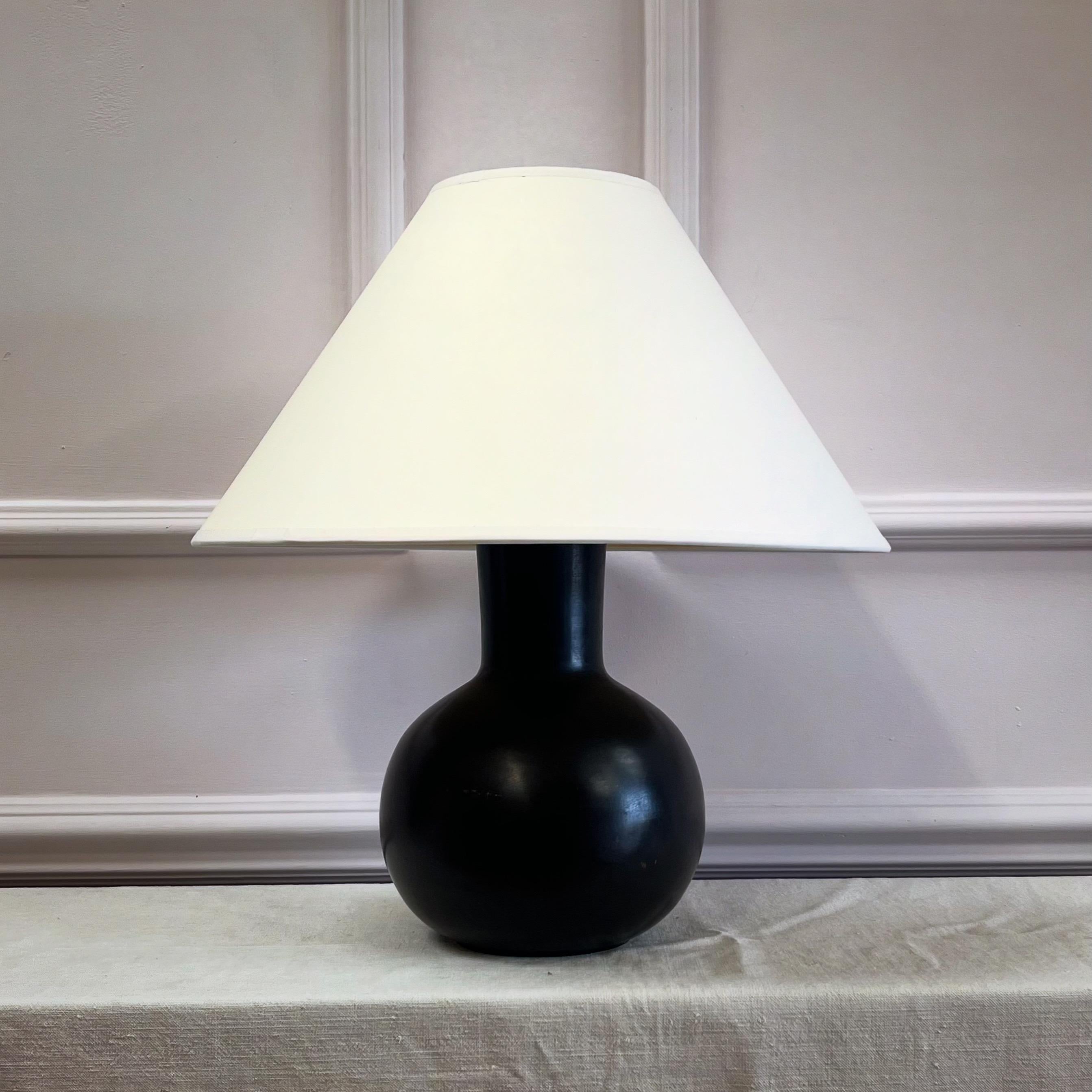 Lampe en laiton bruni Bon état - En vente à London, GB