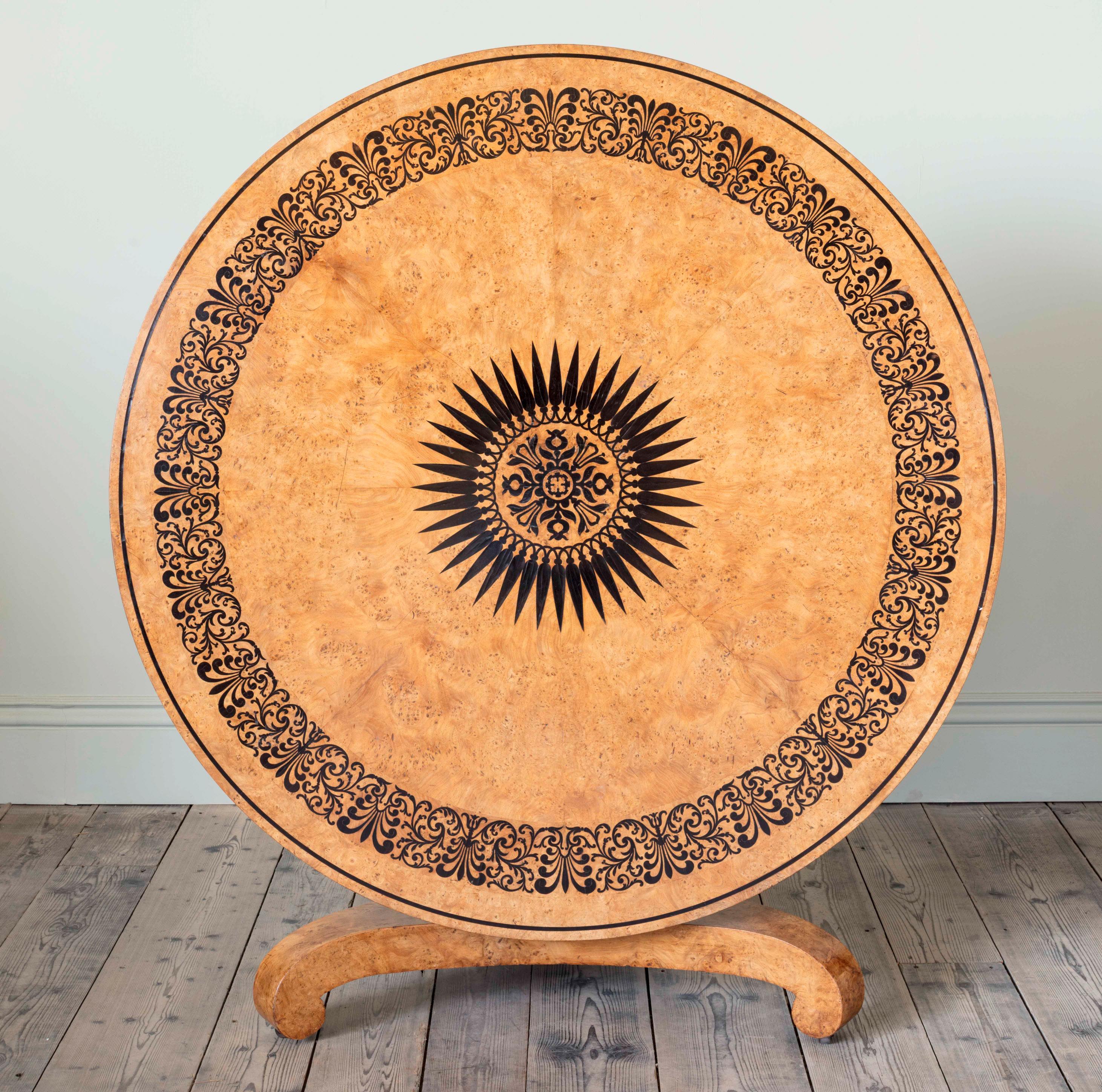 Runder Tisch mit Intarsien aus Wurzelholz und Ebenholz

Provenienz:
John Murray, Esq. Polmaise Castle, Stirling, Schottland, und von dort aus durch Abstammung.

Höhe: 71,5 cm, 28 1/8″.
Durchmesser: 137,5 cm, 54 1/8″.

