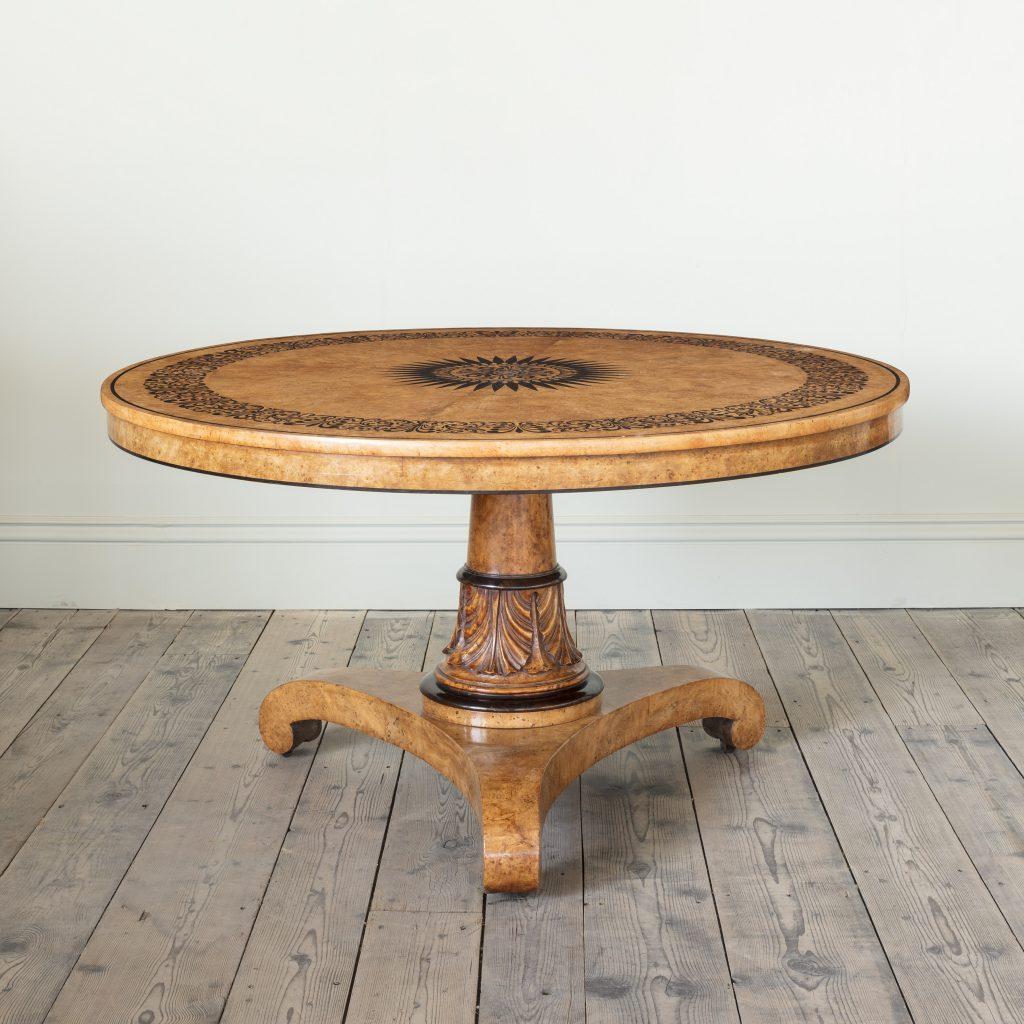 Runder Tisch mit Intarsien aus Wurzelholz und Ebenholz (George IV.) im Angebot
