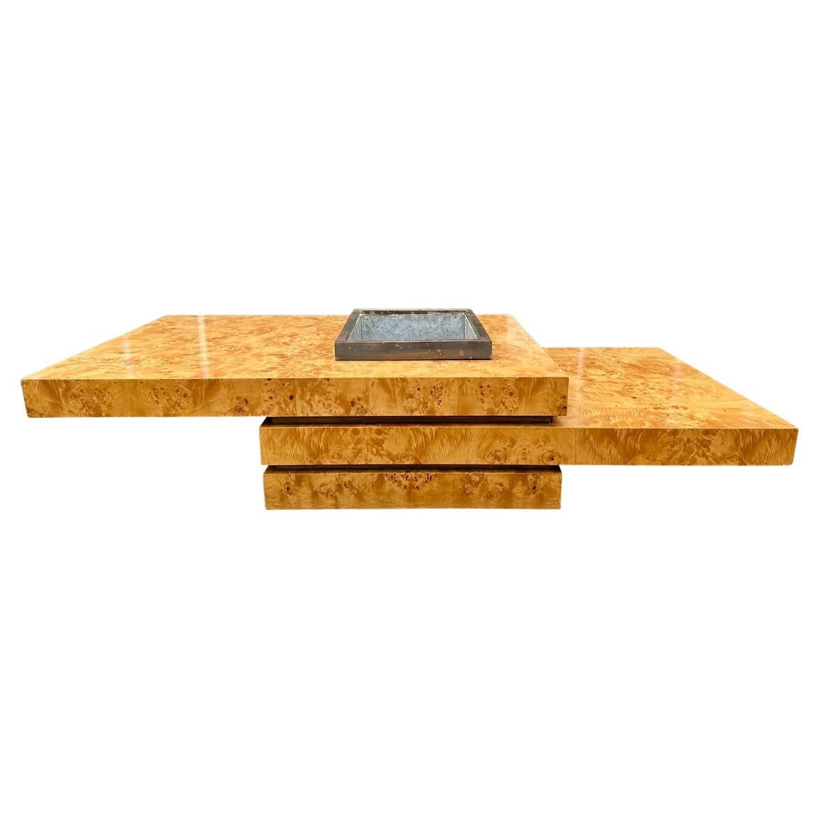 Grande table à cocktail/café en quinconce et en couches, en loupe d'orme et laiton, avec un seau à glace au centre et une garniture en laiton. Les sections décalées sont également séparées par des fanfares. La couleur est riche et se marie bien avec