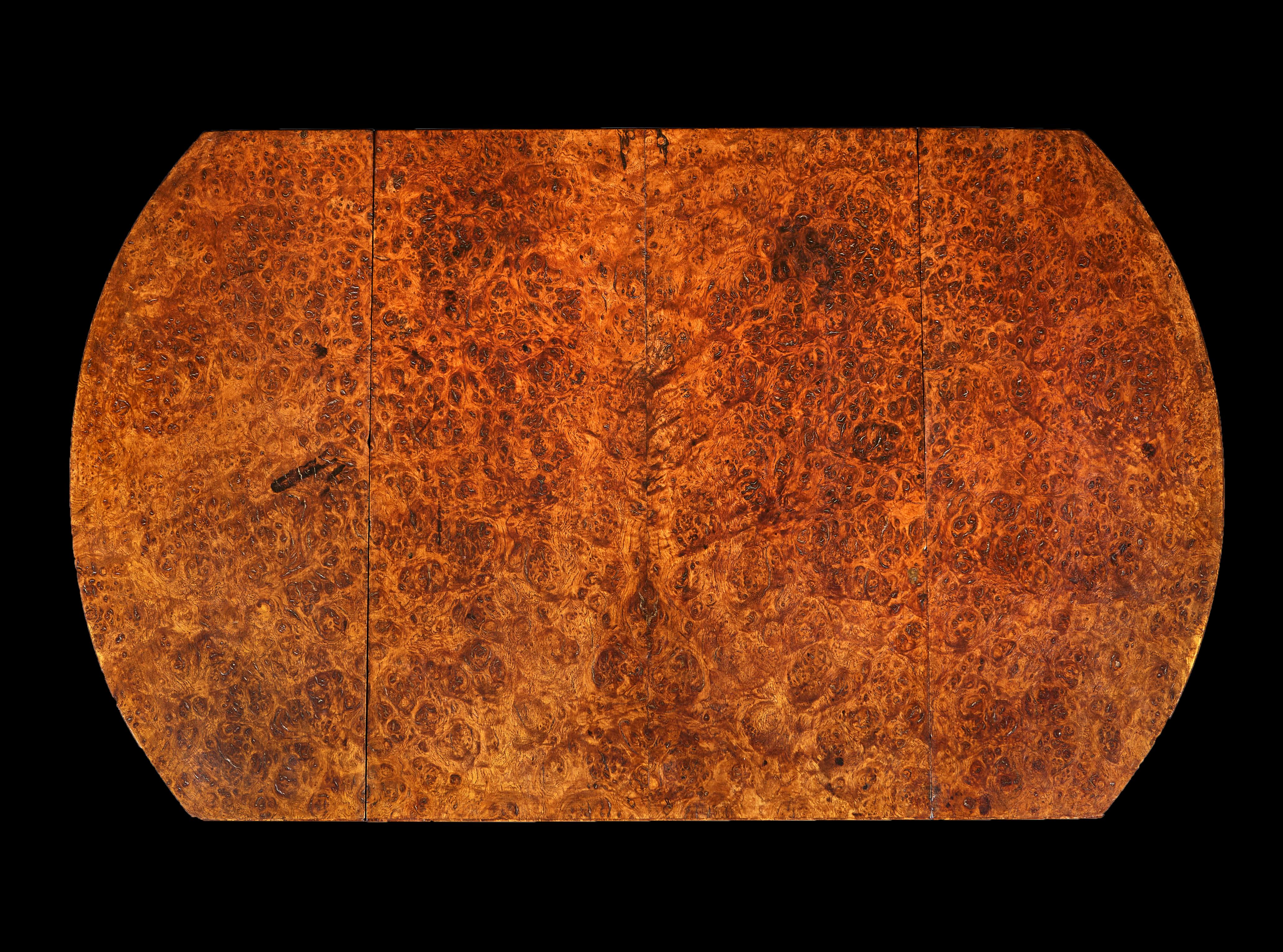 England, um 1820

Ein Beistelltisch aus Wurzeleiche des frühen neunzehnten Jahrhunderts von guter Farbe, mit einer einzelnen Schublade im Fries, zwei Seitenklappen (bitte beachten Sie: kleine Verwerfung im Holz der linken Klappe), die alle auf
