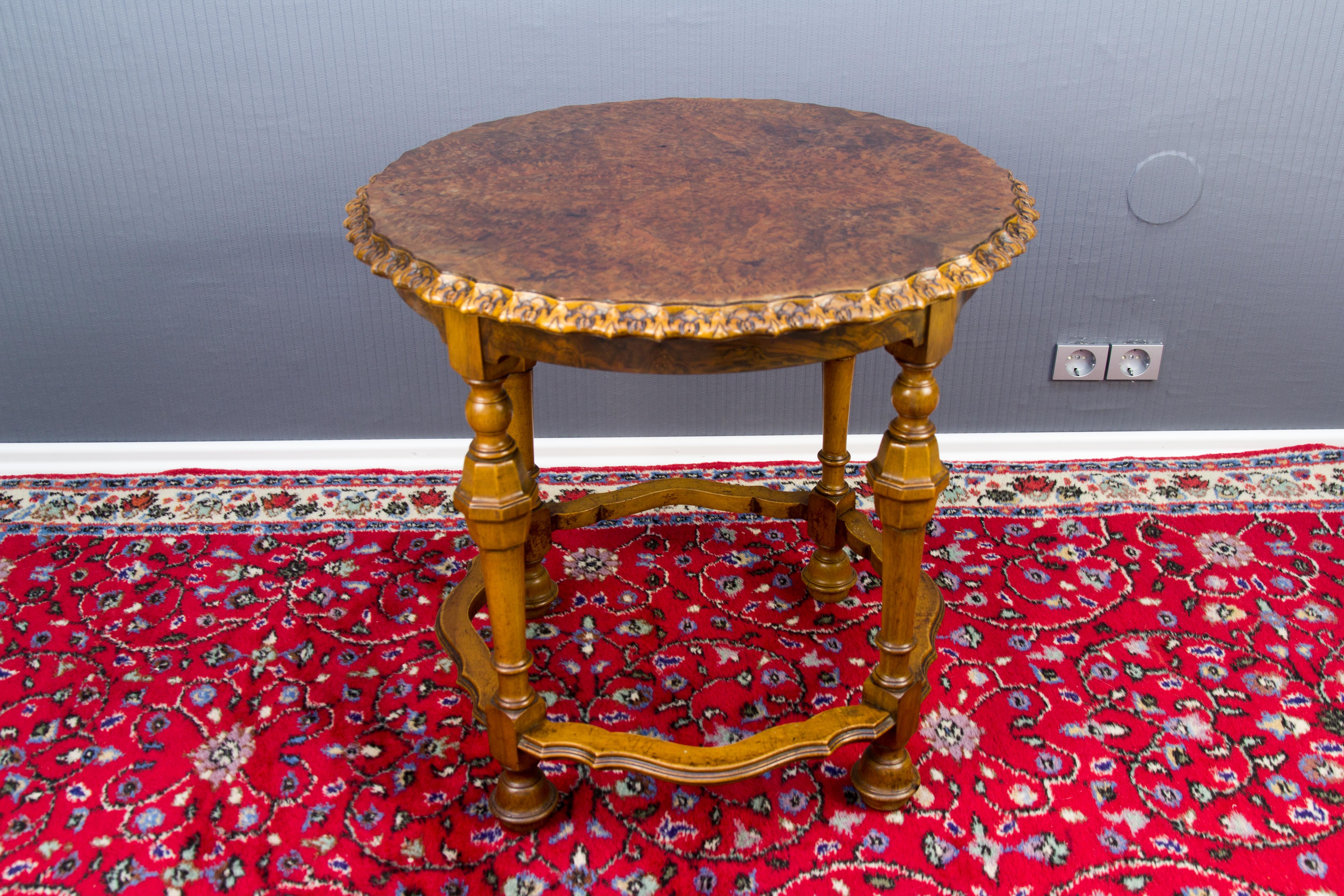 Début du 20ème siècle Table basse française d'antiquités en ronce de noyer, vers 1920 en vente