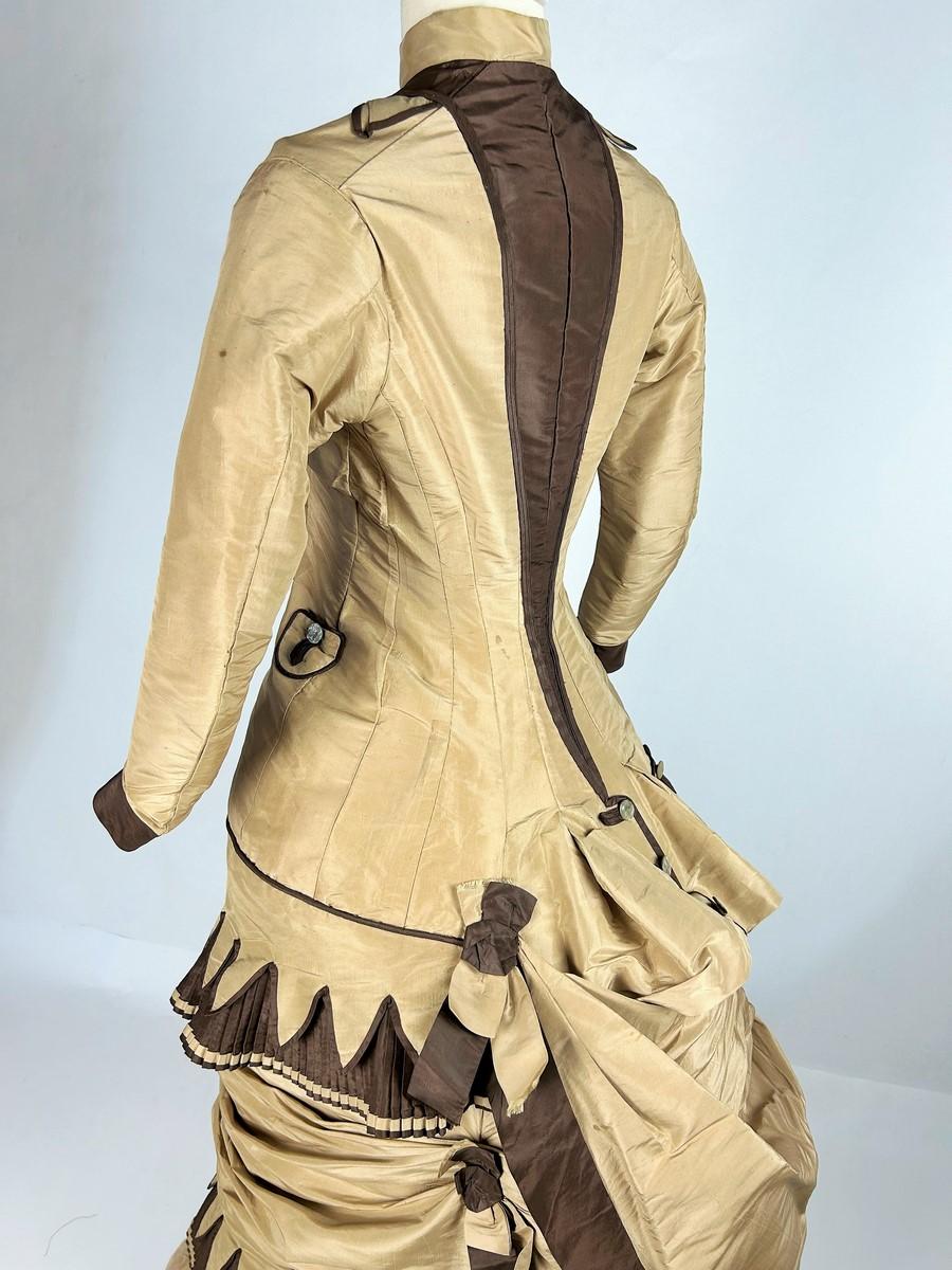 Abito a gabbia con busto in taffetà e falbala merlata a pieghe - USA, circa 1885 in vendita 5