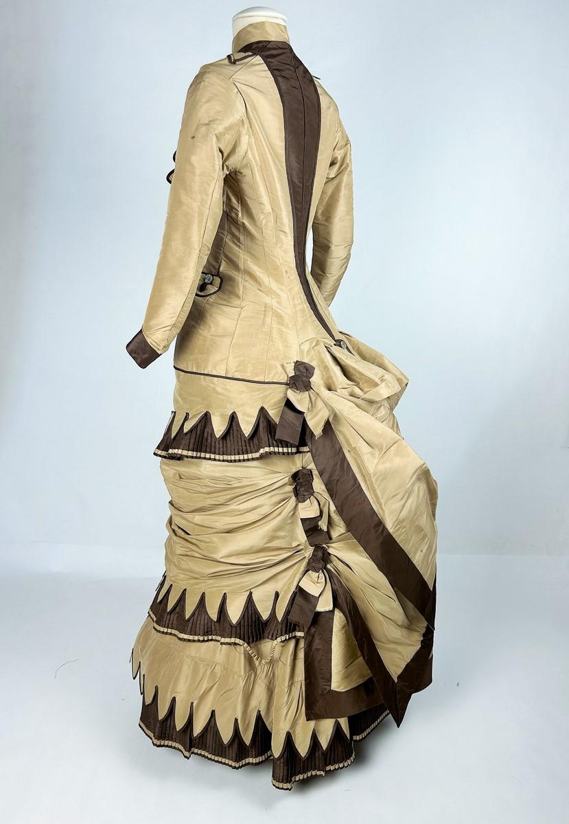 Abito a gabbia con busto in taffetà e falbala merlata a pieghe - USA, circa 1885 in vendita 6