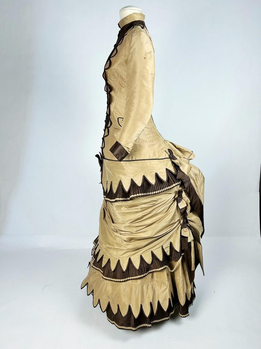 Abito a gabbia con busto in taffetà e falbala merlata a pieghe - USA, circa 1885 in vendita 7
