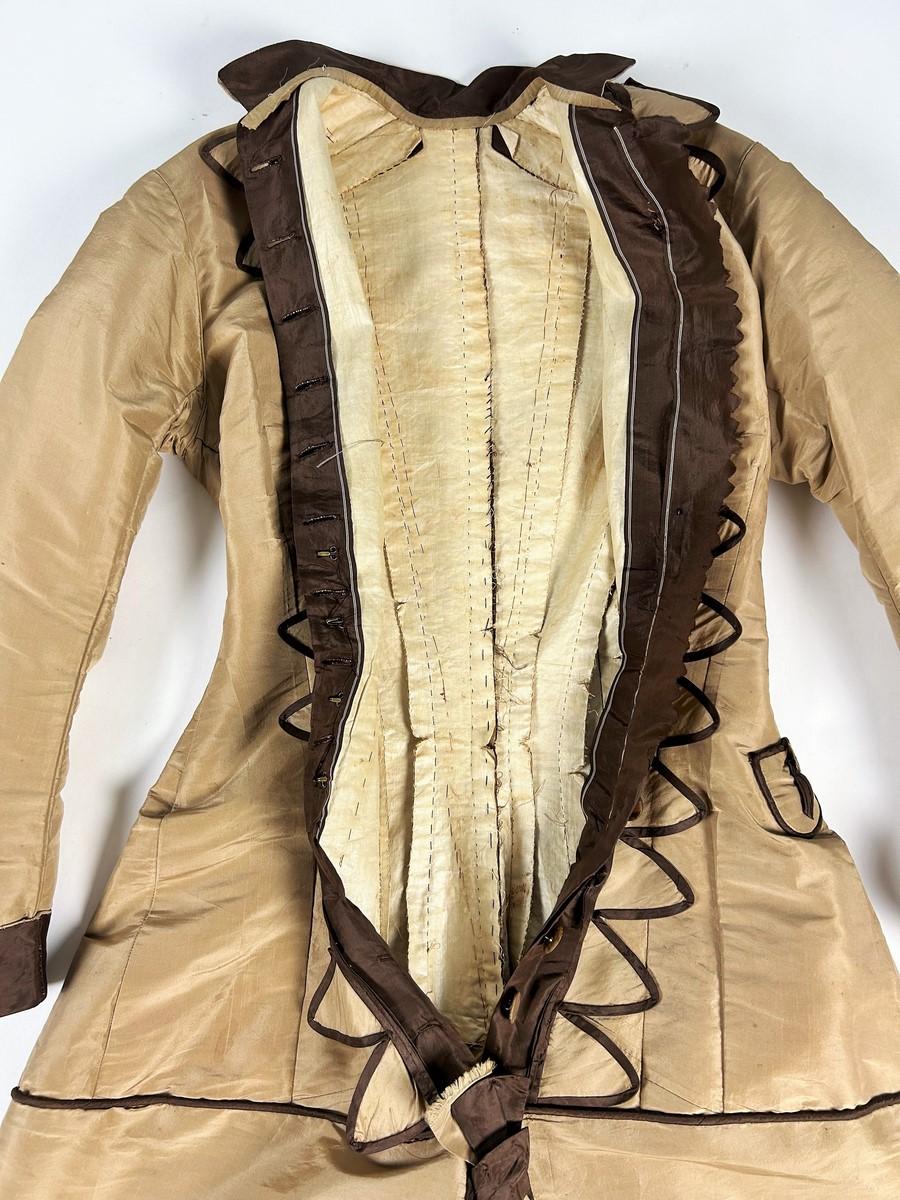 Abito a gabbia con busto in taffetà e falbala merlata a pieghe - USA, circa 1885 in vendita 10