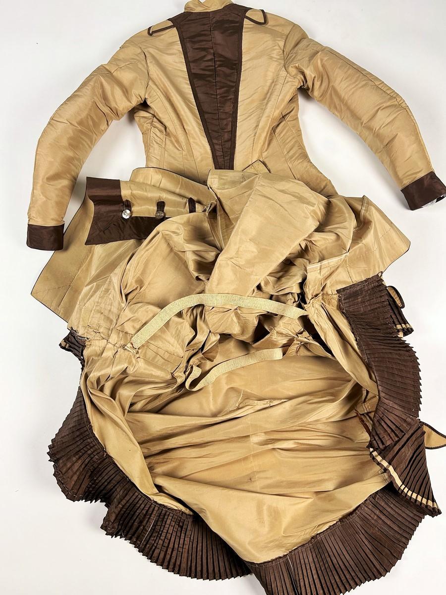 Abito a gabbia con busto in taffetà e falbala merlata a pieghe - USA, circa 1885 in vendita 11