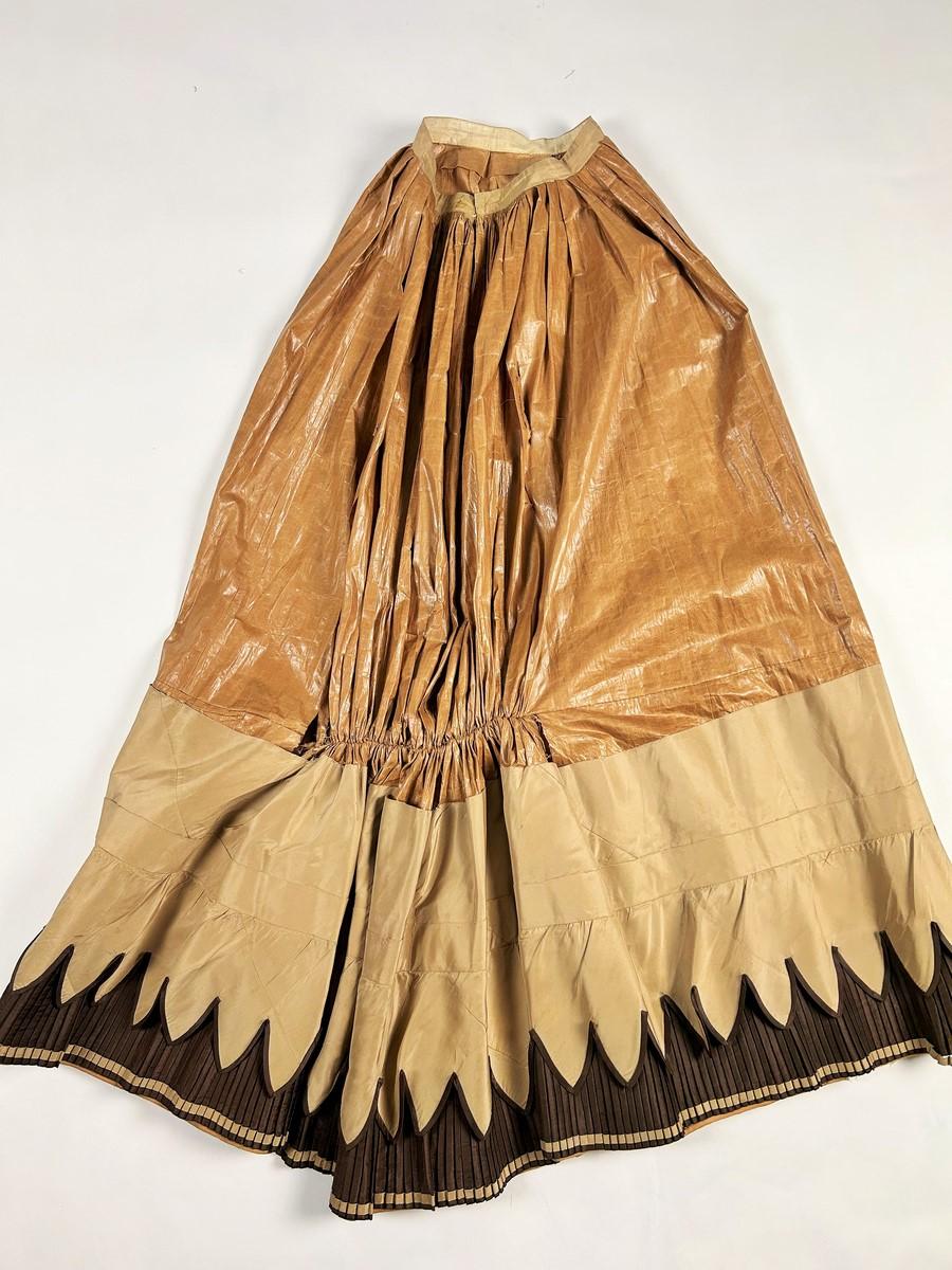 Abito a gabbia con busto in taffetà e falbala merlata a pieghe - USA, circa 1885 in vendita 13
