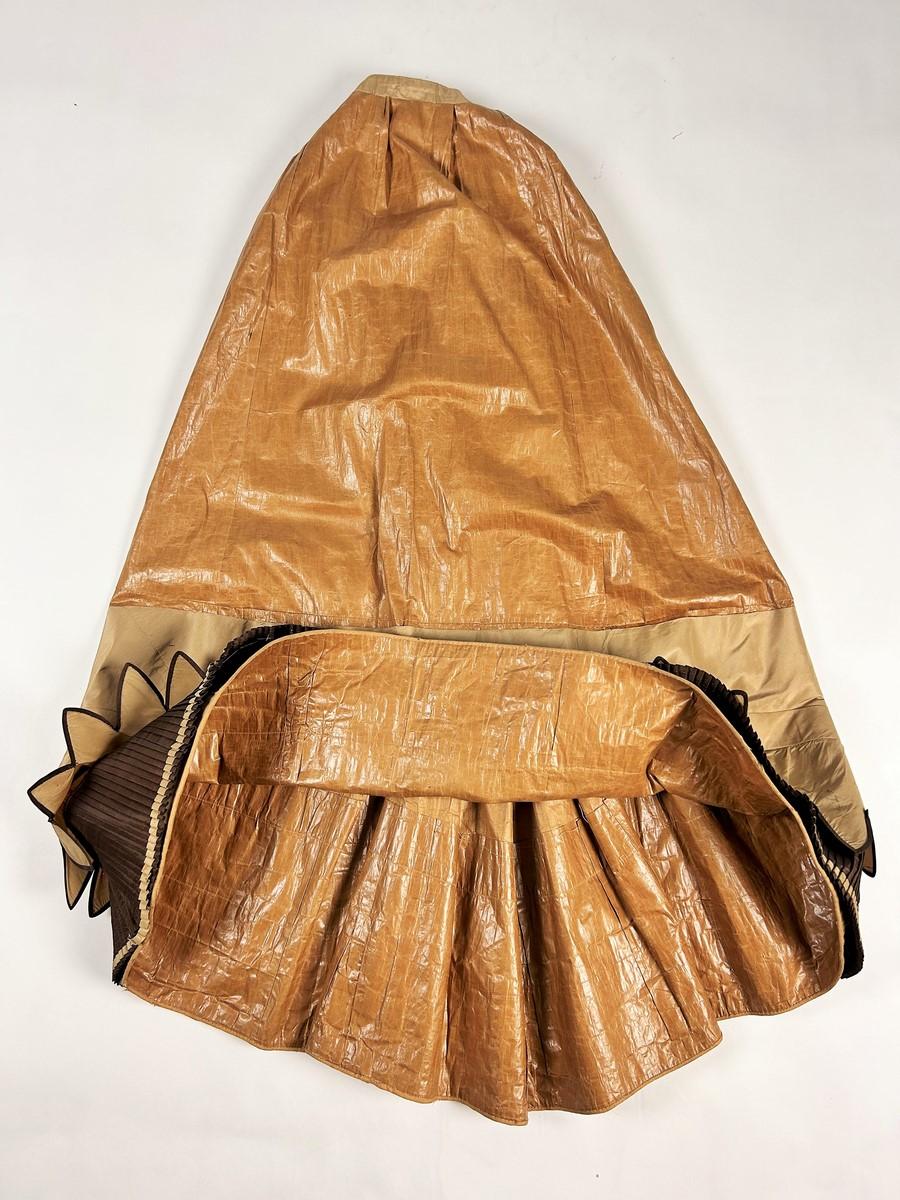 Abito a gabbia con busto in taffetà e falbala merlata a pieghe - USA, circa 1885 in vendita 14