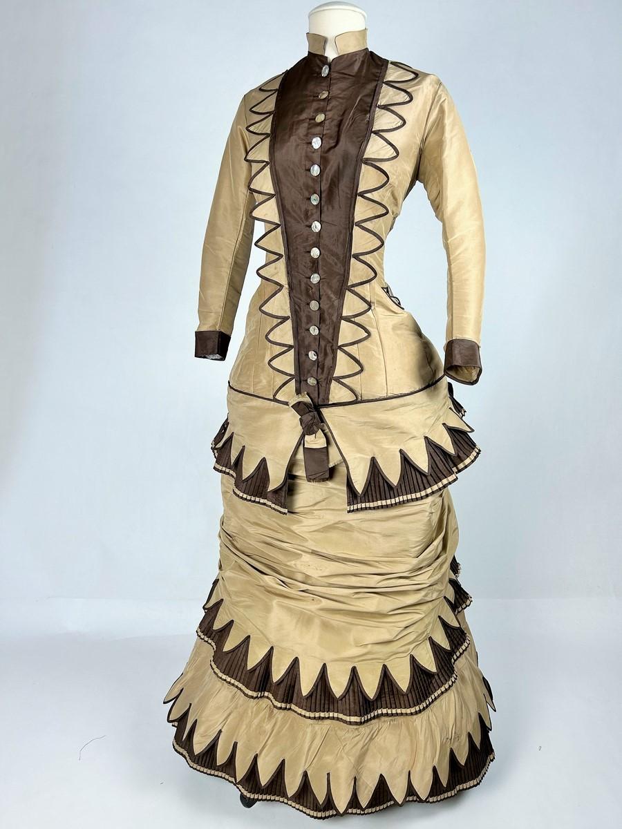Abito a gabbia con busto in taffetà e falbala merlata a pieghe - USA, circa 1885 In condizioni buone in vendita a Toulon, FR