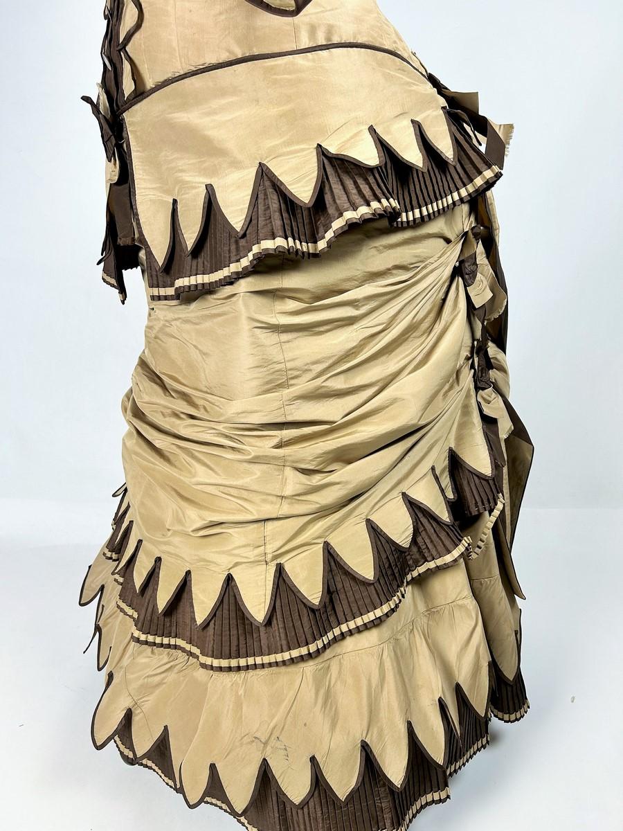 Donna Abito a gabbia con busto in taffetà e falbala merlata a pieghe - USA, circa 1885 in vendita