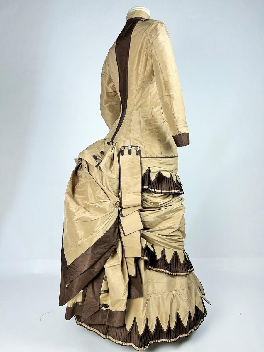 Abito a gabbia con busto in taffetà e falbala merlata a pieghe - USA, circa 1885 in vendita 1