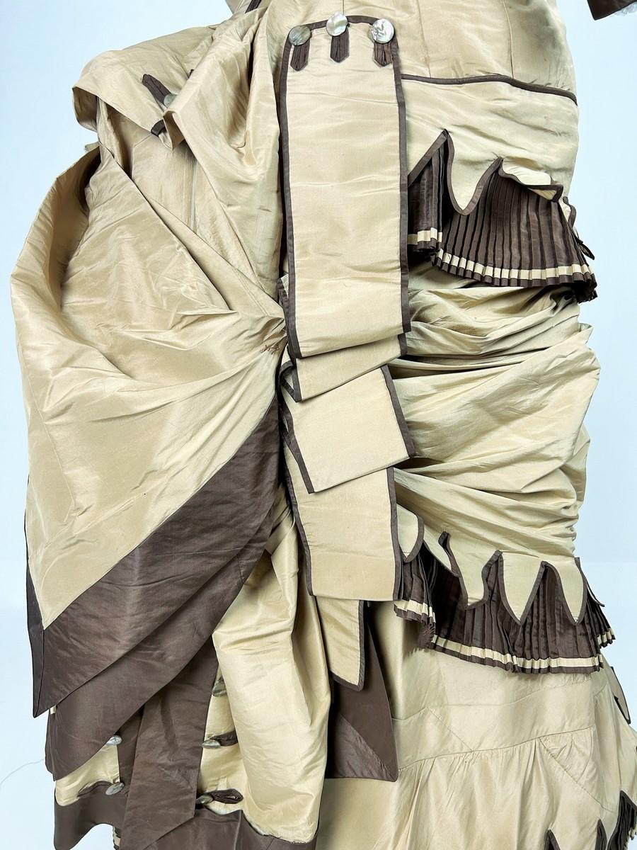 Abito a gabbia con busto in taffetà e falbala merlata a pieghe - USA, circa 1885 in vendita 2