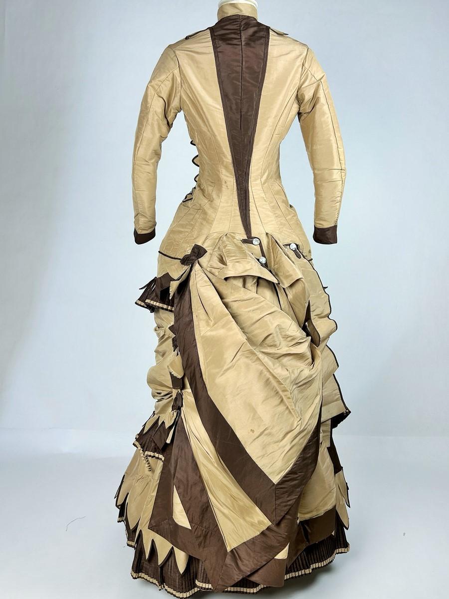 Abito a gabbia con busto in taffetà e falbala merlata a pieghe - USA, circa 1885 in vendita 3