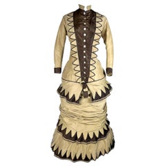 A Bustle cage dress in taffeta and crenellated pleated falbalas - USA Circa 1885