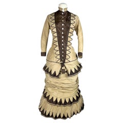 Abito a gabbia con busto in taffetà e falbala merlata a pieghe - USA, circa 1885
