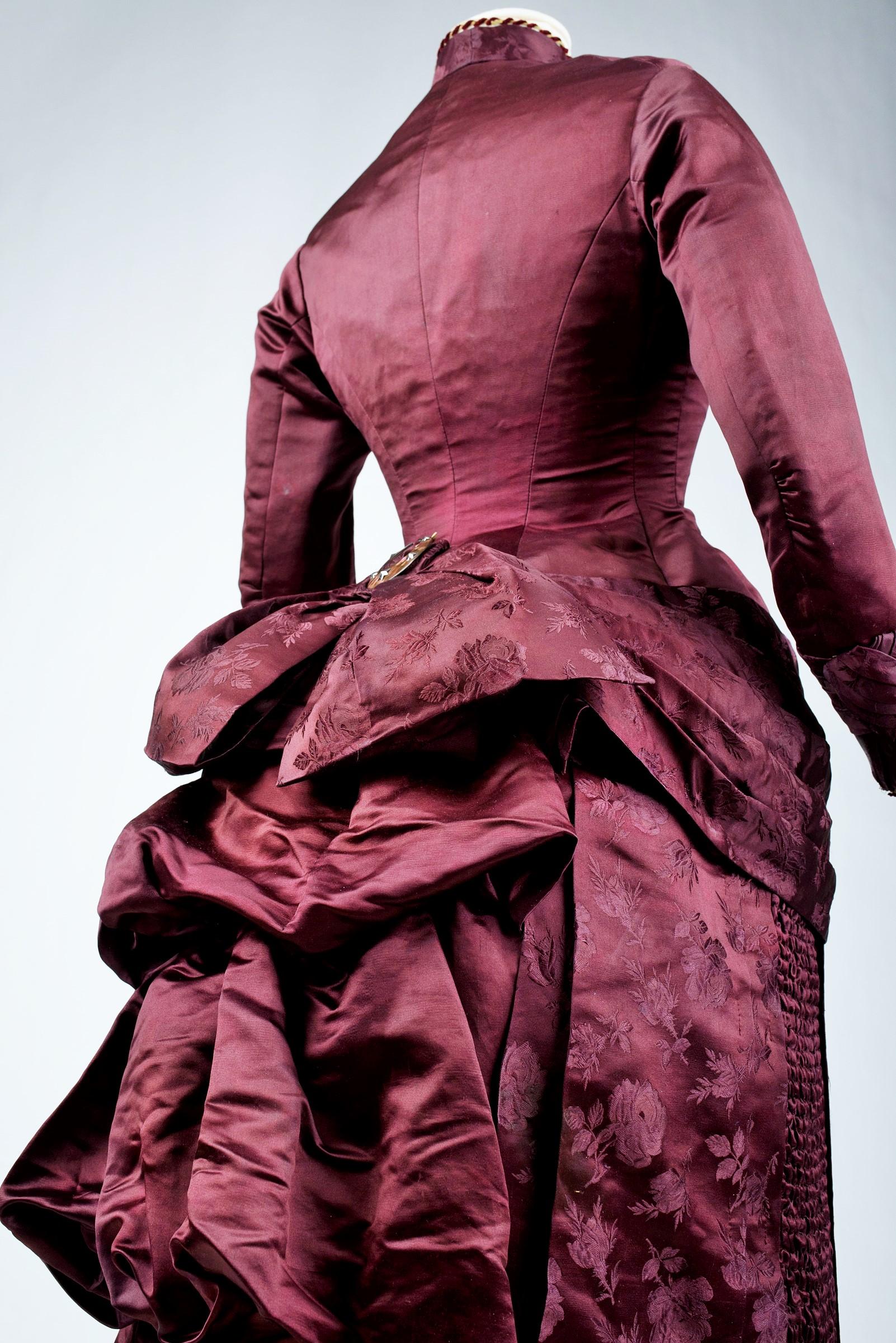 A Bustle Cage Princess line Day Dress in Burgundy satin - France Circa 1885 4