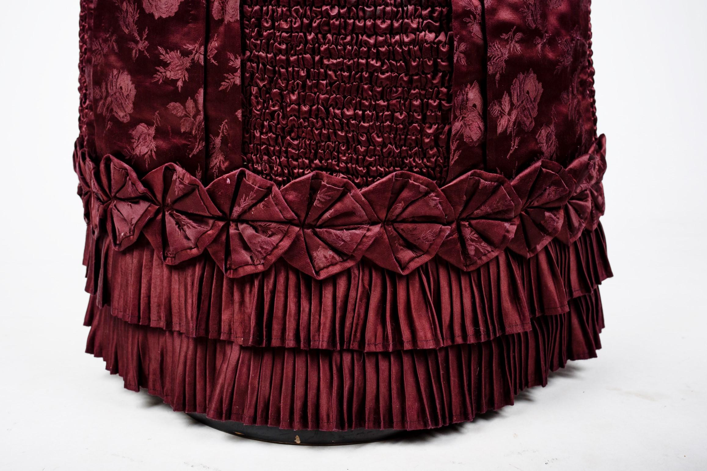 A Bustle Cage Princess line Day Dress in Burgundy satin - France Circa 1885 In Good Condition In Toulon, FR