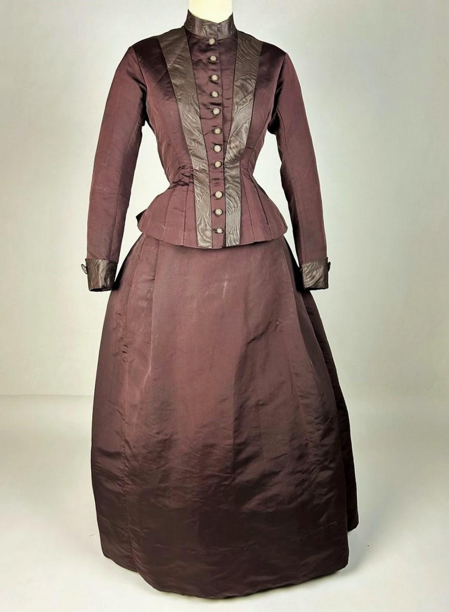 A Bustle cage silk faille Dress with bodice and skirt - France Circa 1890 For Sale 7