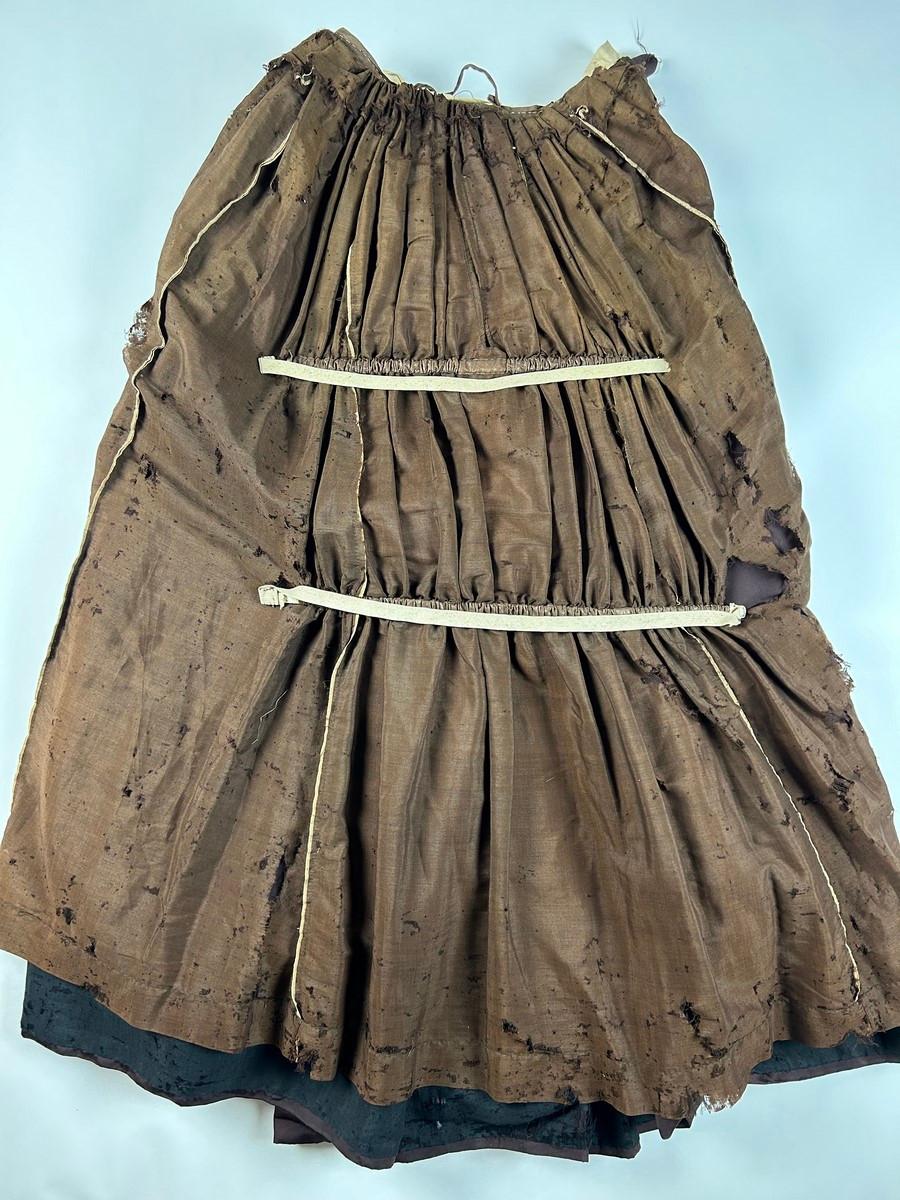 A Bustle cage silk faille Dress with bodice and skirt - France Circa 1890 For Sale 10