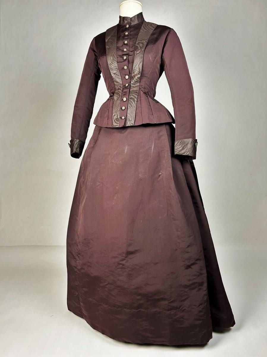 A Bustle cage silk faille Dress with bodice and skirt - France Circa 1890 In Good Condition For Sale In Toulon, FR