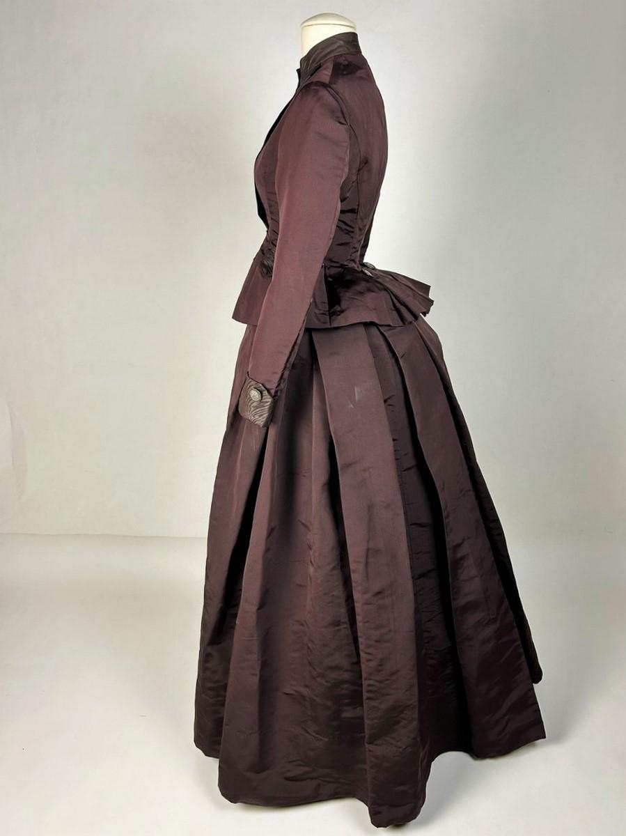 A Bustle cage silk faille Dress with bodice and skirt - France Circa 1890 For Sale 5