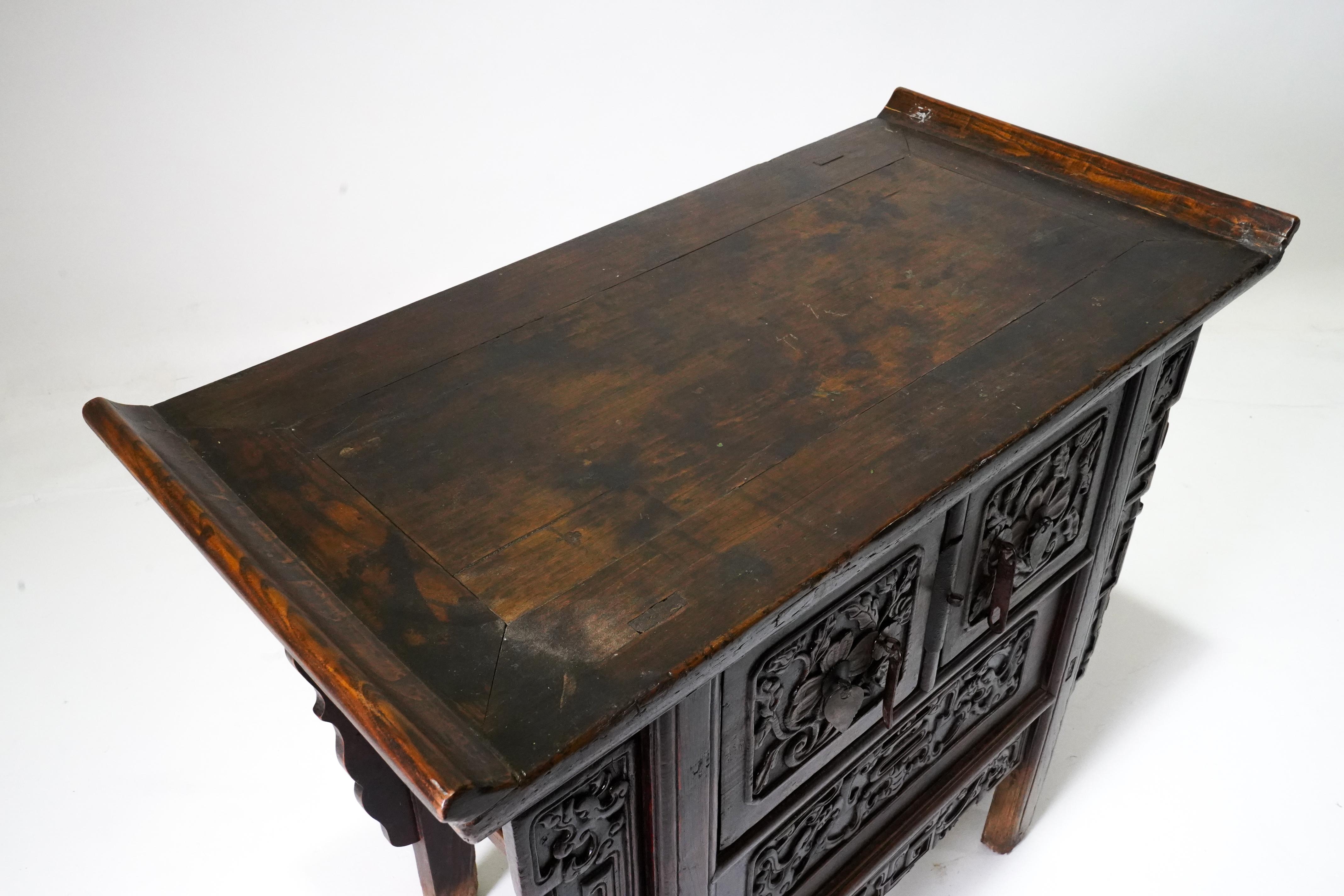 Rare armoire de rangement Qing datant de 1850 avec écoinçons de dragon sculptés en vente 4