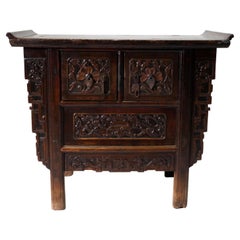 Rare armoire de rangement Qing datant de 1850 avec écoinçons de dragon sculptés