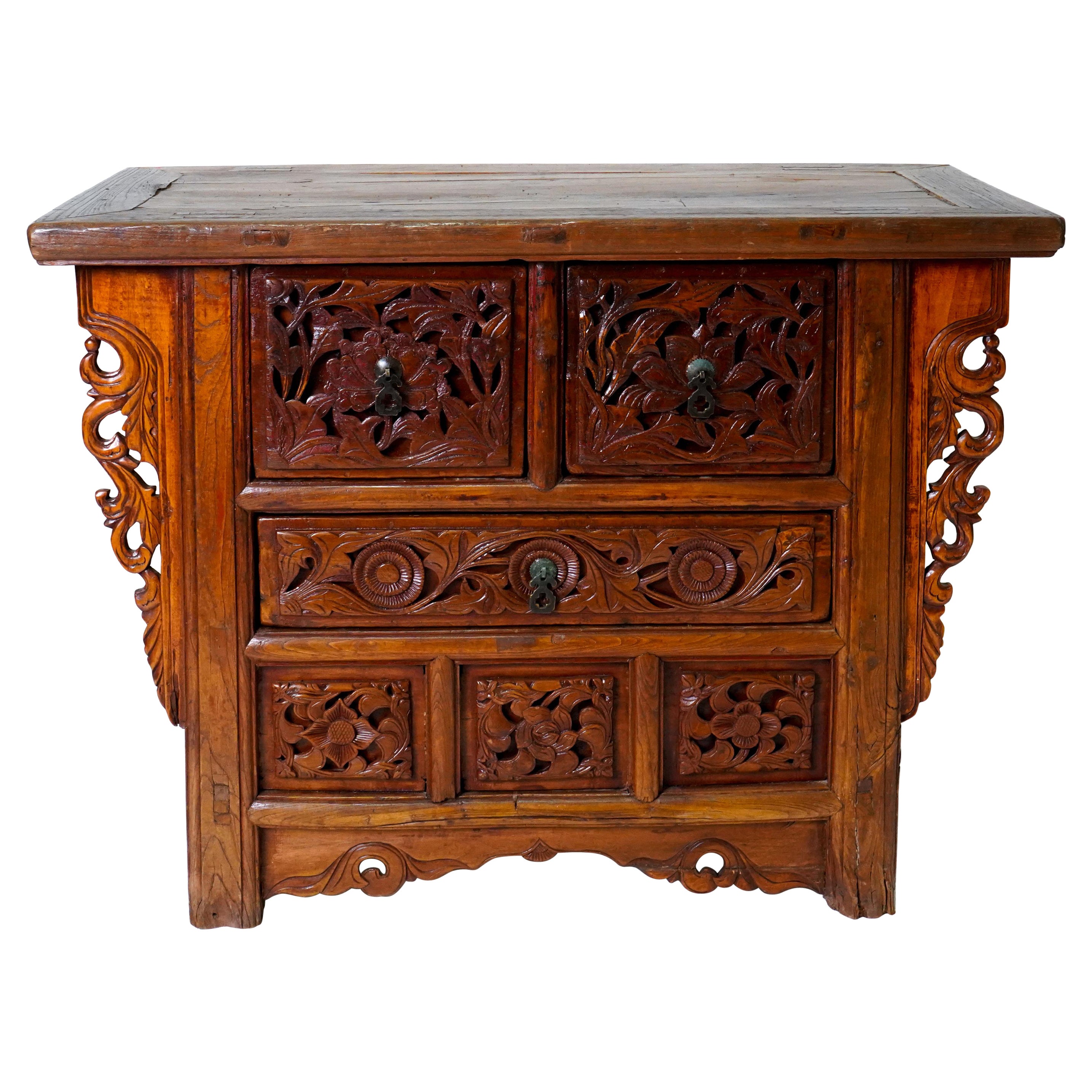 Un meuble de rangement de style papillon avec écoinçons sculptés en vente