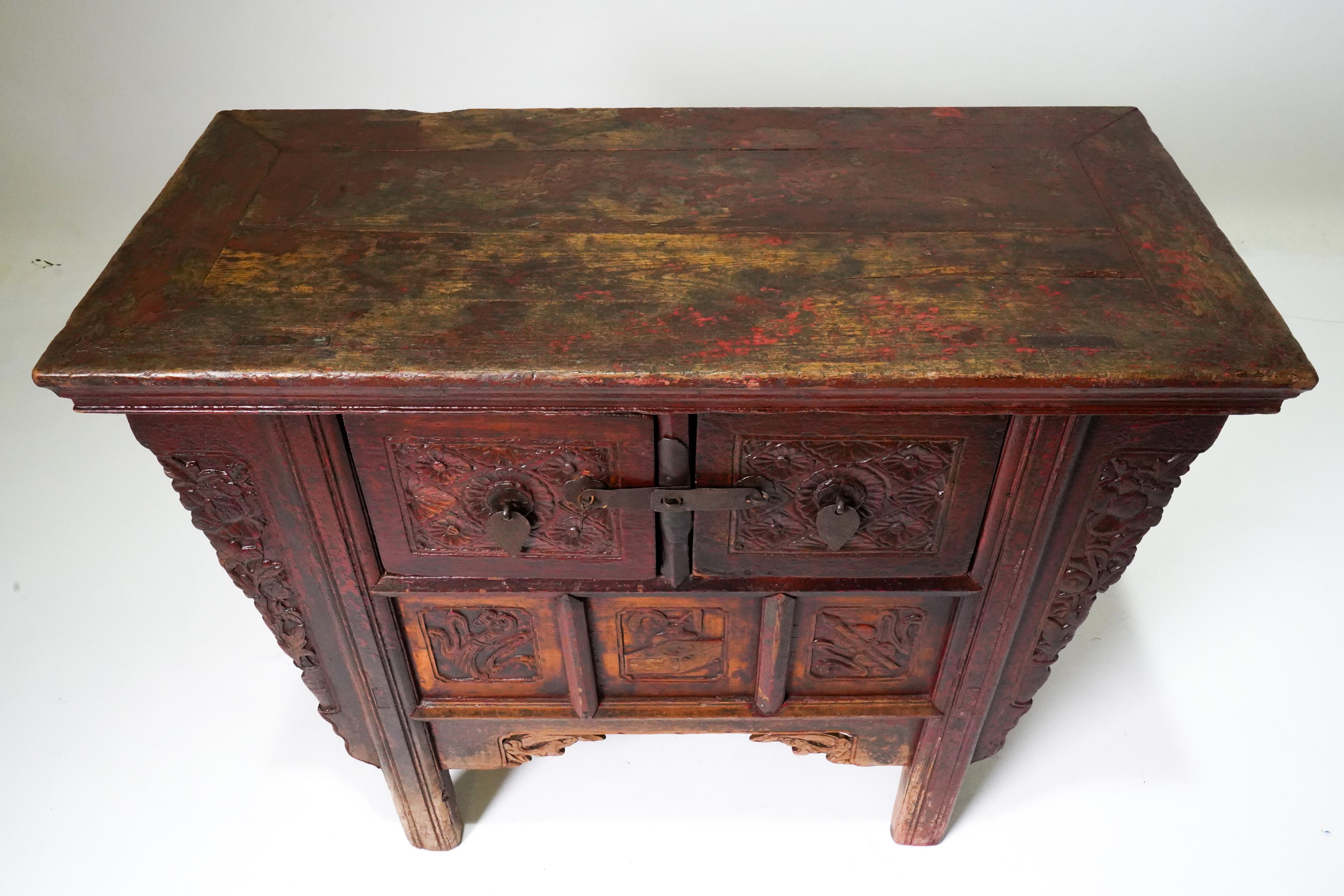 A Butterfly Style Storage Chest with Original Patina For Sale 7
