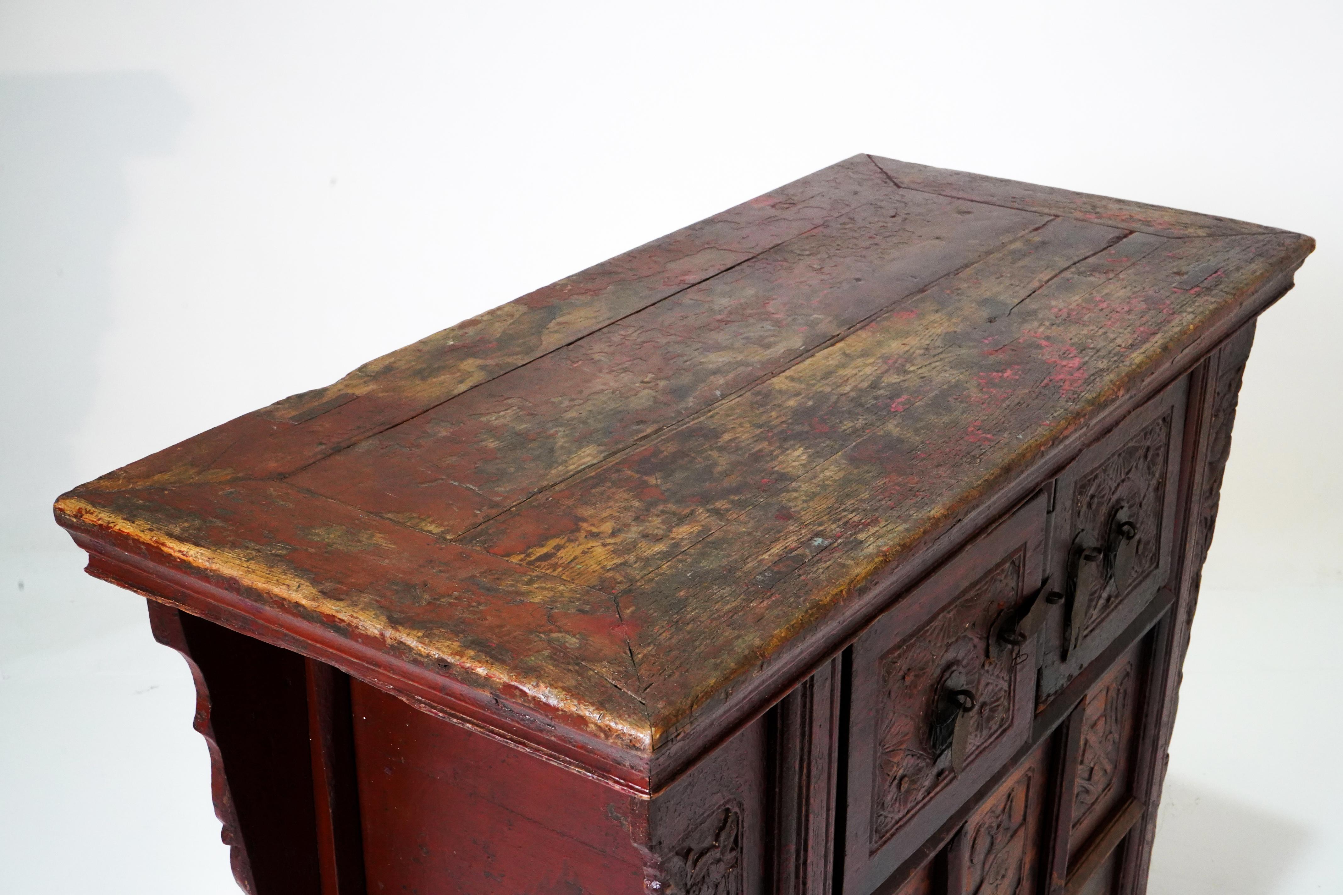A Butterfly Style Storage Chest with Original Patina For Sale 8