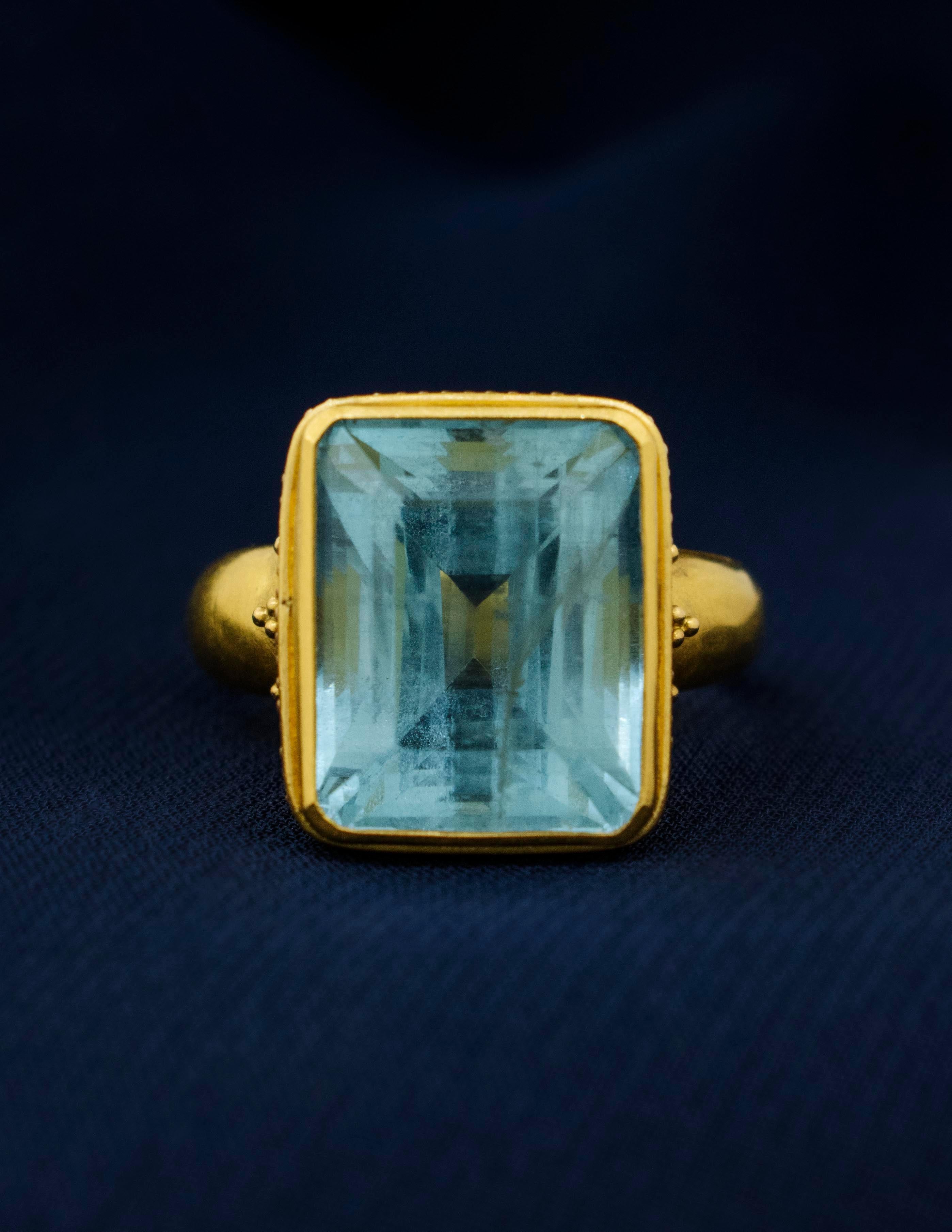 Un bello ejemplo del antiguo arte bizantino realizado en oro amarillo de 22 quilates con una gran piedra central de aguamarina. Este anillo ilustra adecuadamente la artesanía manual de una época pasada. Es de oro de muchos quilates con antiguos